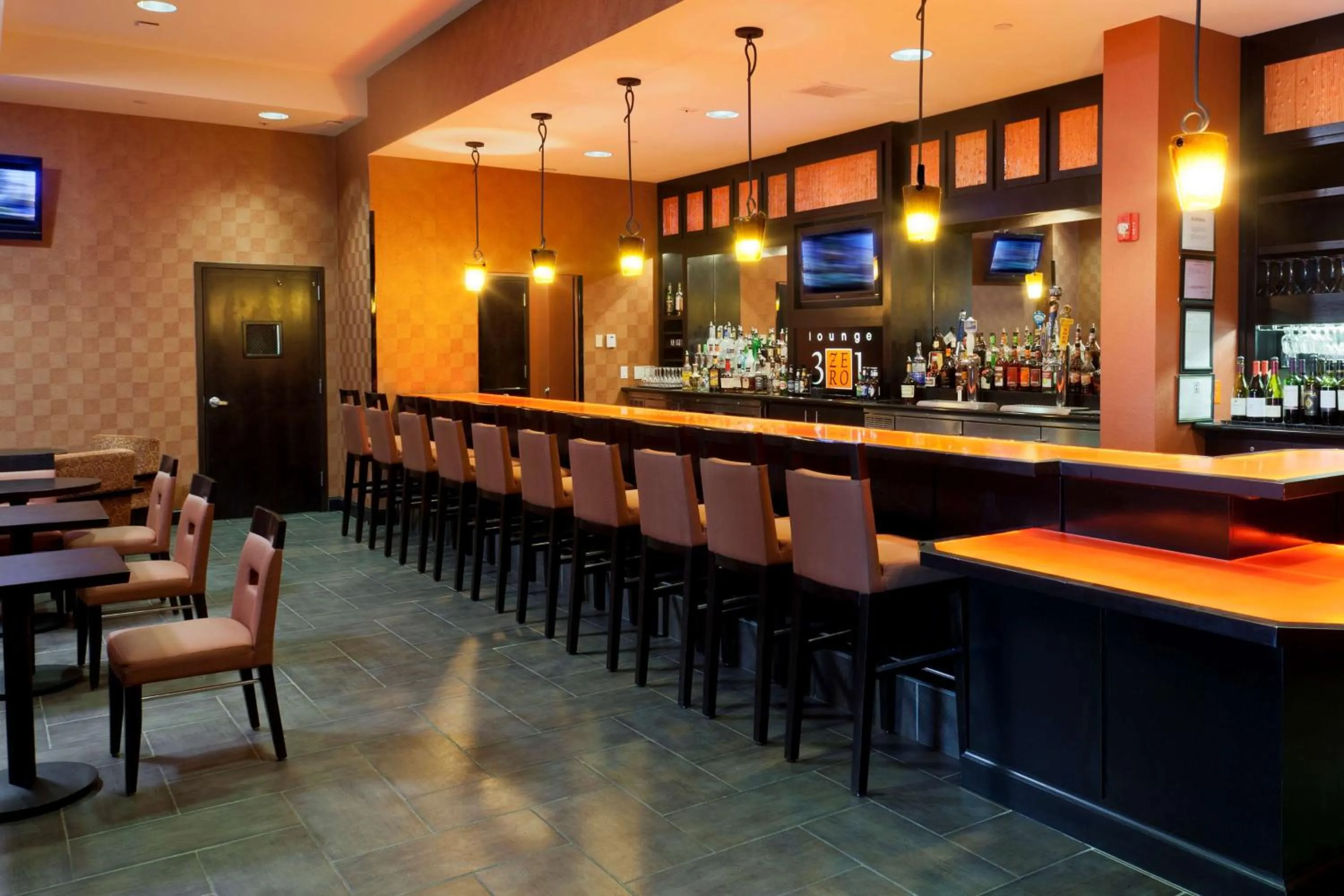 Lounge or bar in DoubleTree Suites by Hilton Bentonville