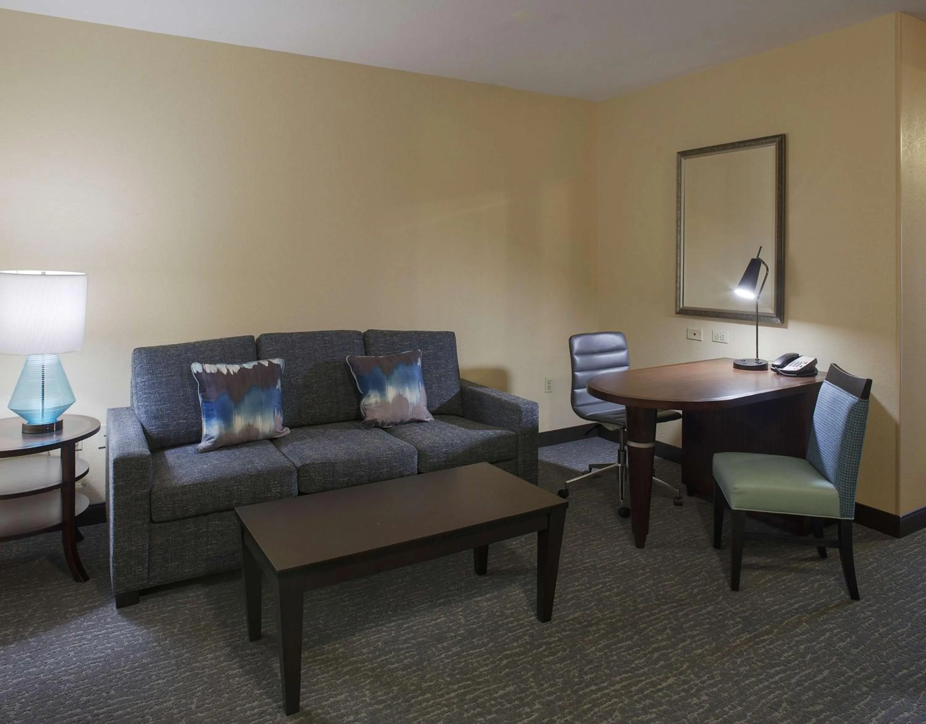 Living room in DoubleTree Suites by Hilton Bentonville