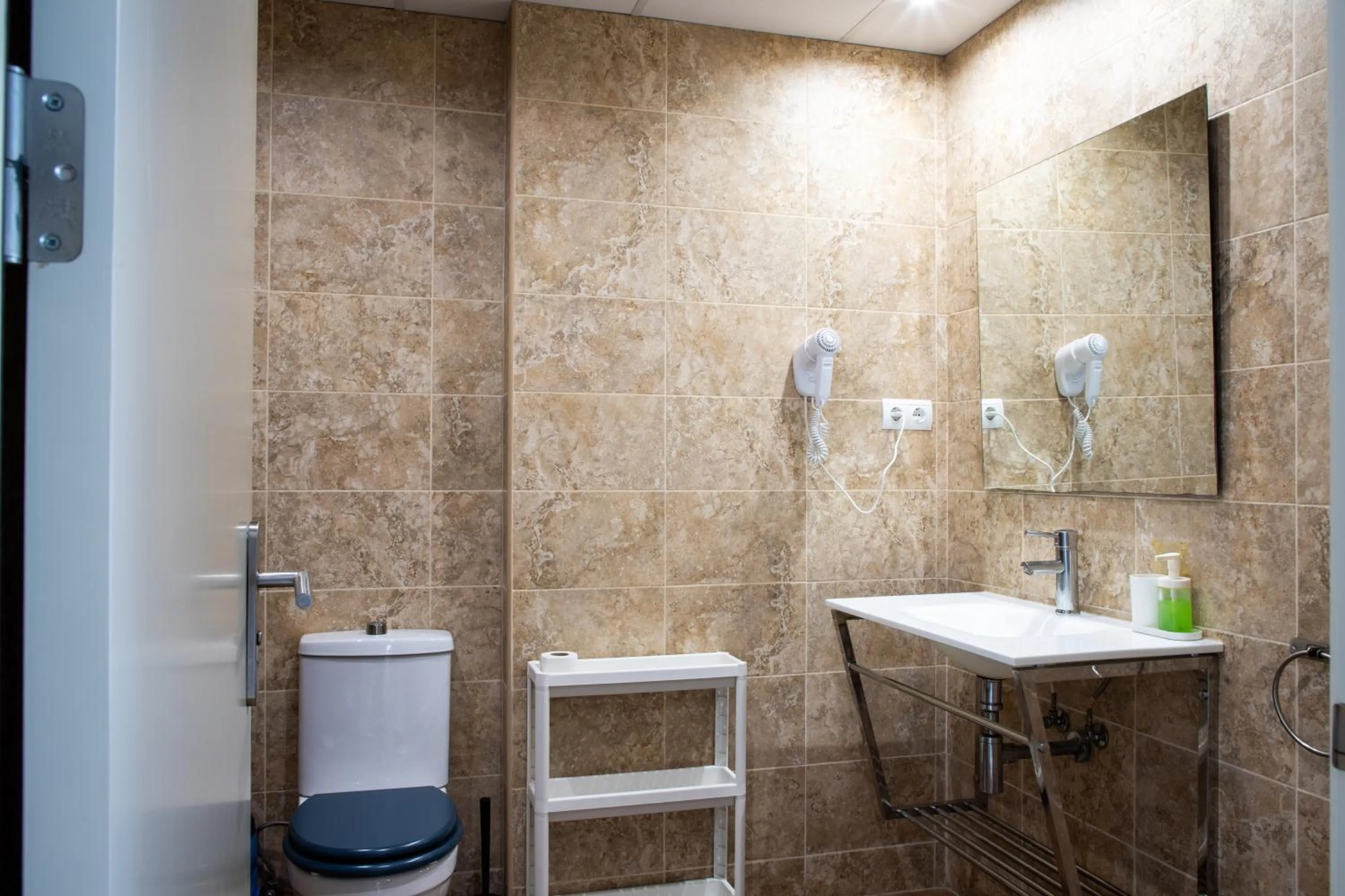 Toilet in Apartamentos Comfort Calella