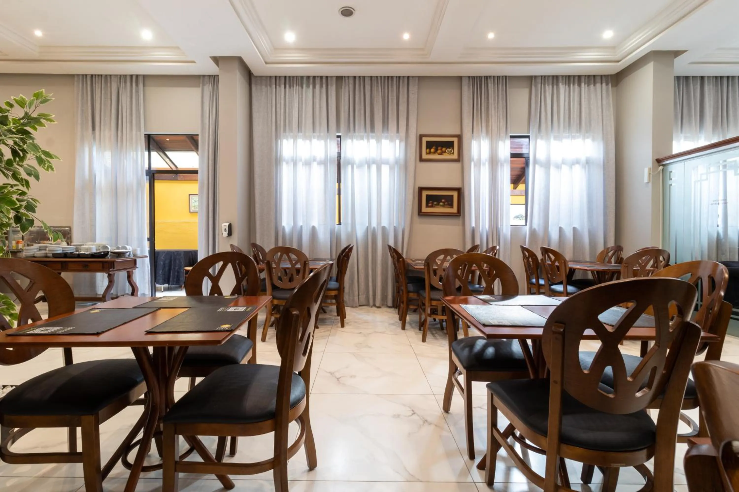 Restaurant/places to eat in Hotel Flat Petras Residence