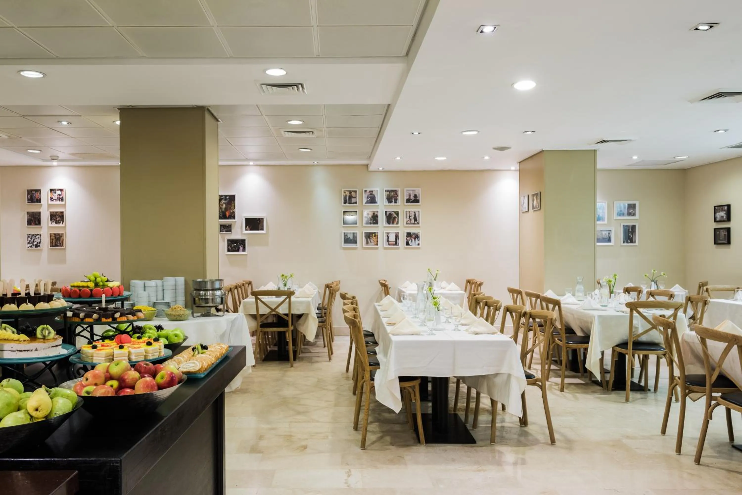 Restaurant/places to eat in Prima Royale Hotel