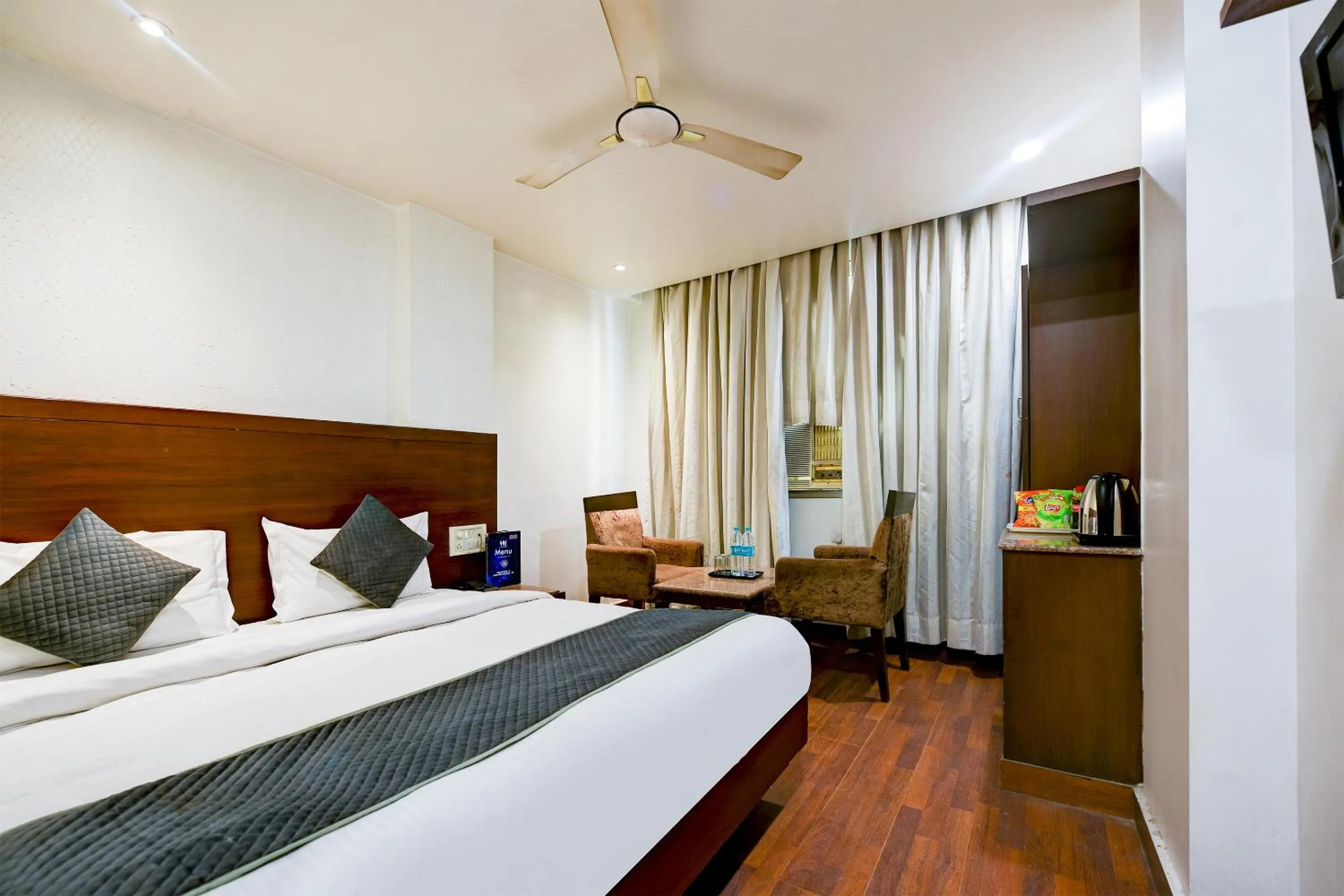 Bedroom, Bed in The Raj at New Delhi Railway Station