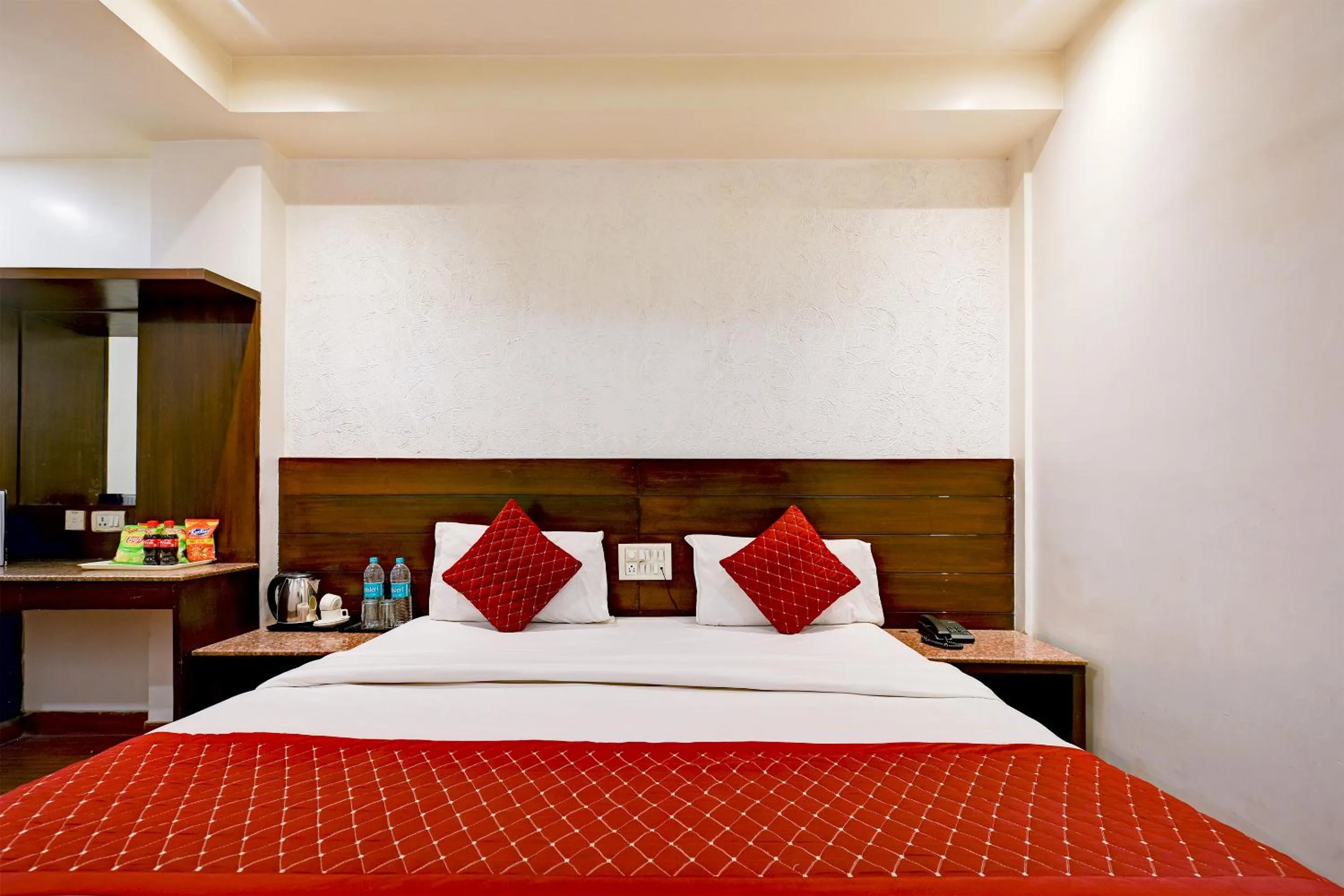 Bedroom, Bed in The Raj at New Delhi Railway Station