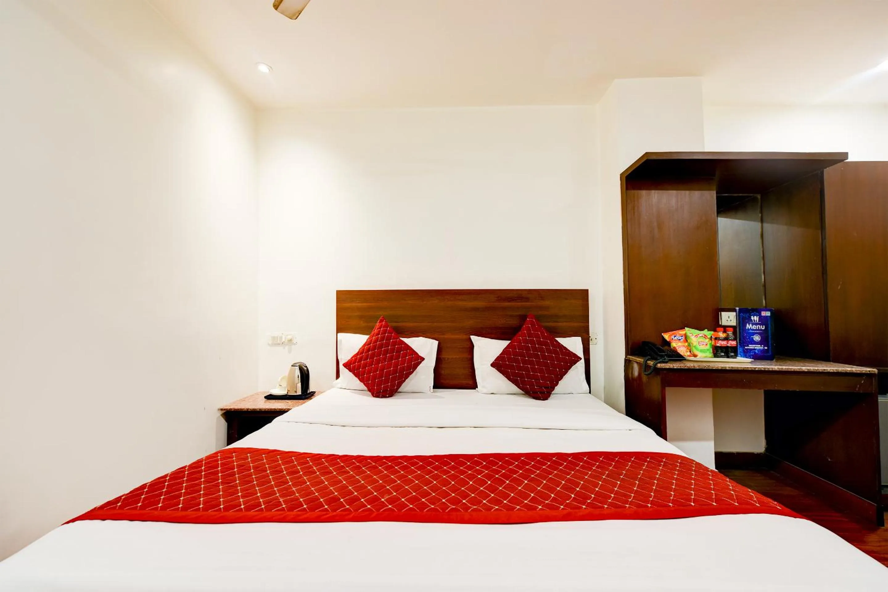 Bedroom, Bed in The Raj at New Delhi Railway Station