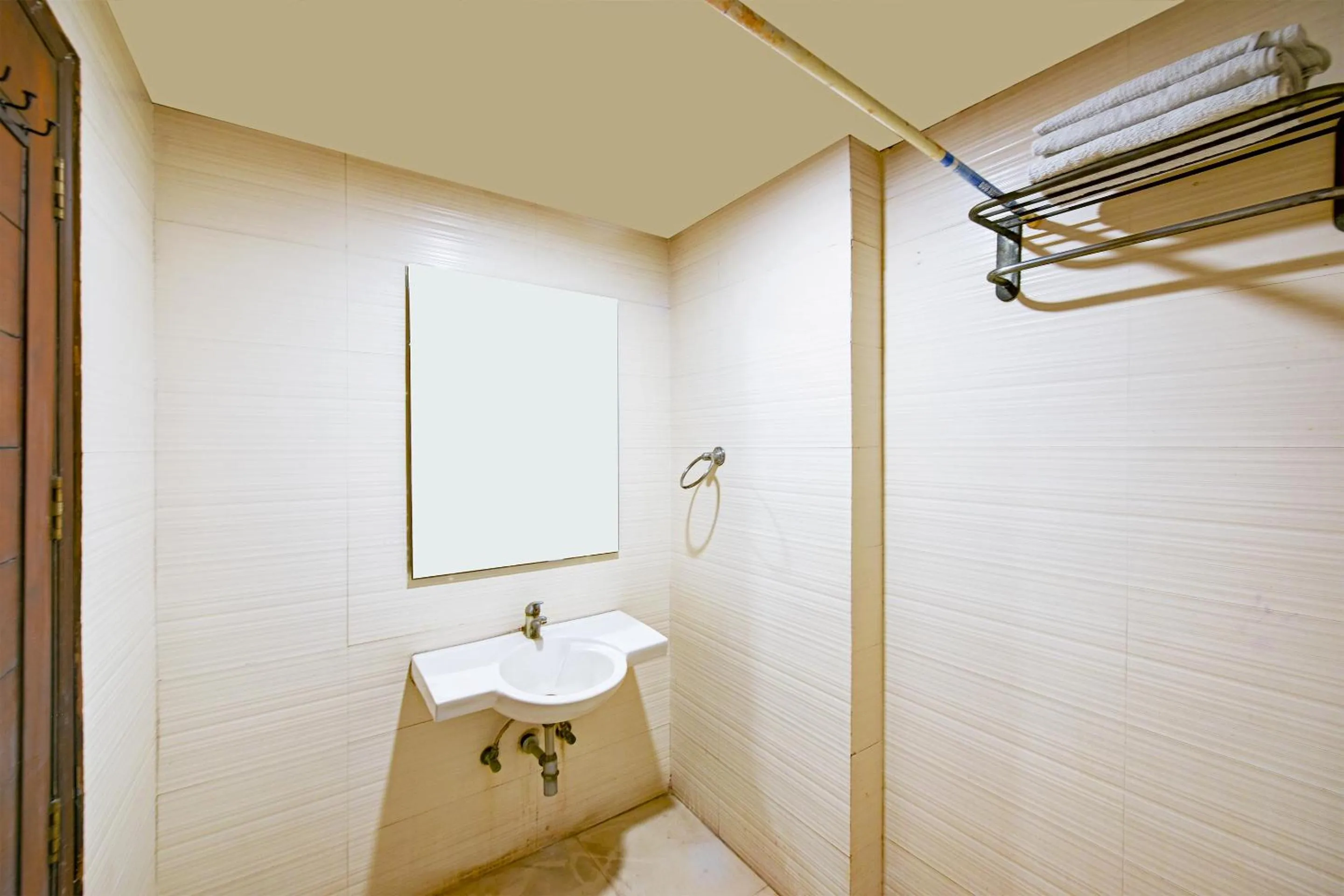 Shower in The Raj at New Delhi Railway Station