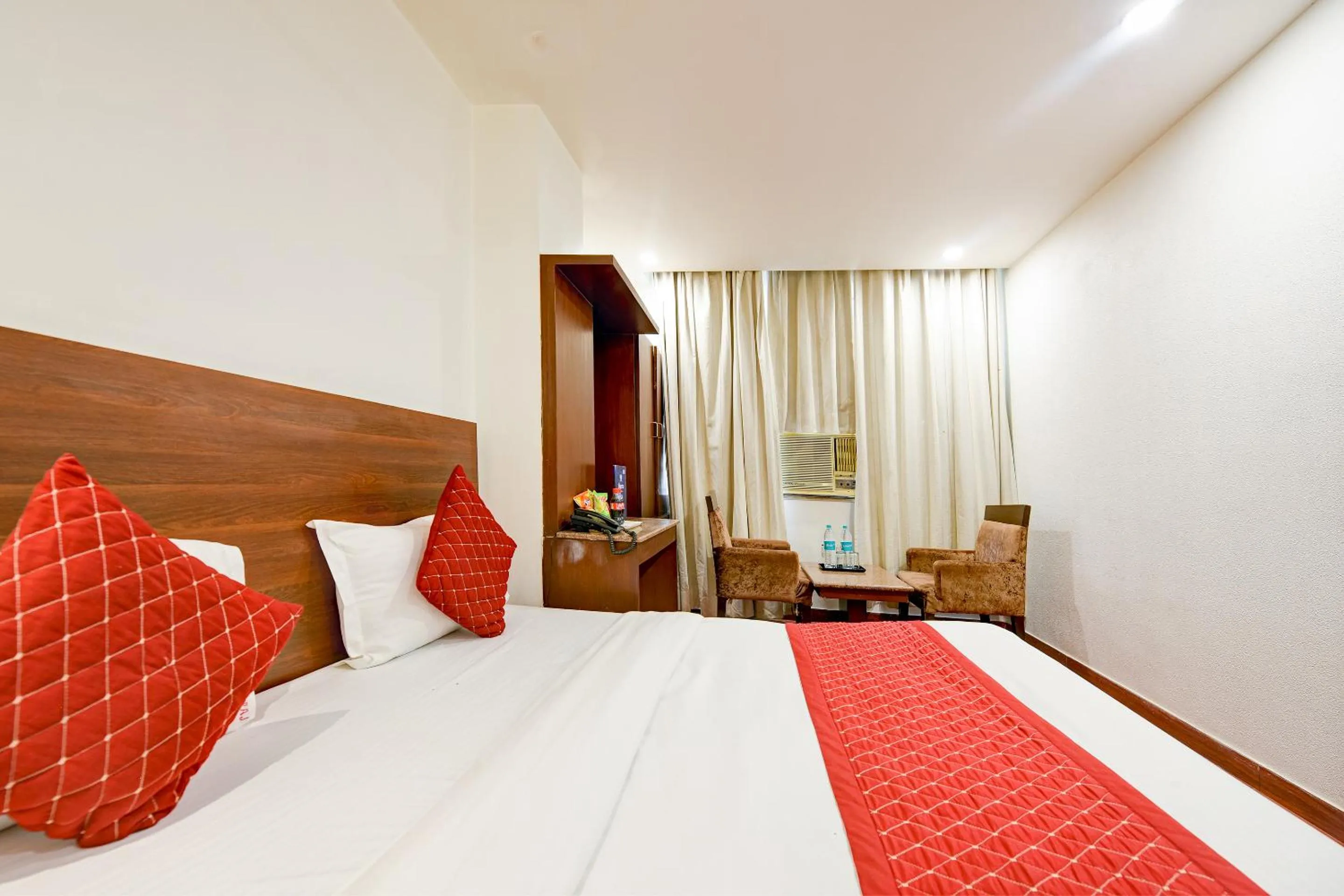 Bedroom, Bed in The Raj at New Delhi Railway Station