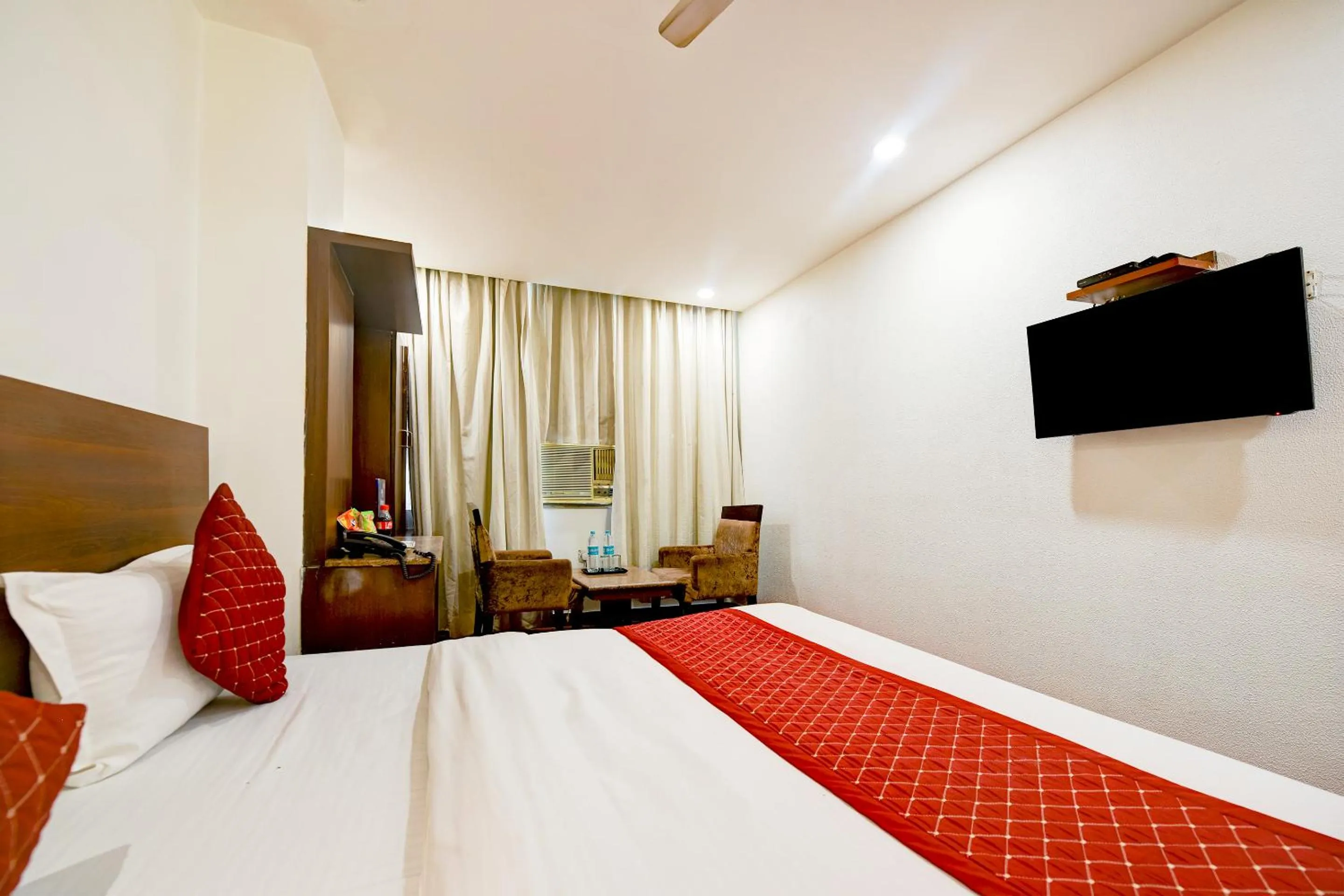 Photo of the whole room, Bed in The Raj at New Delhi Railway Station