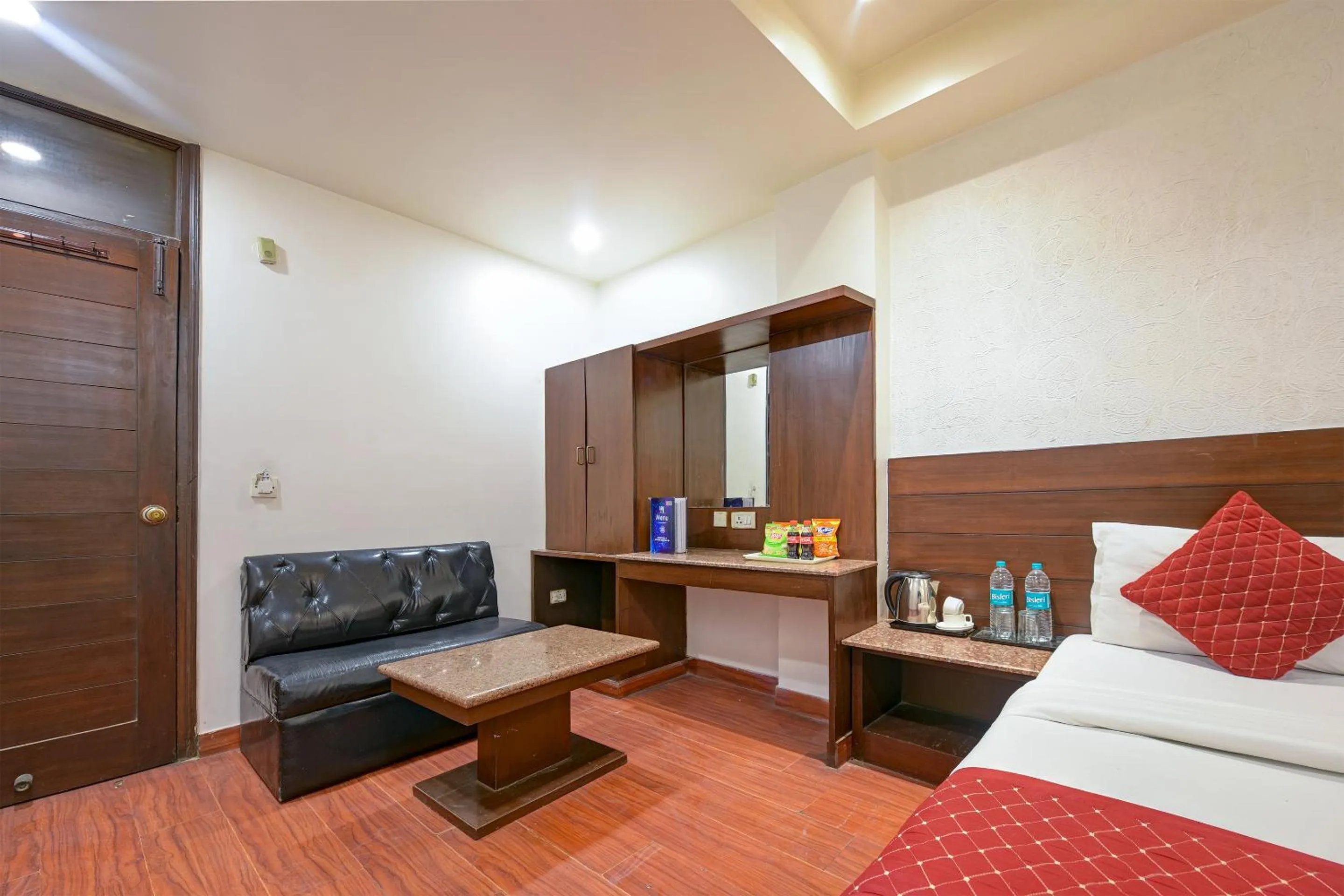 Bedroom, Bed in The Raj at New Delhi Railway Station