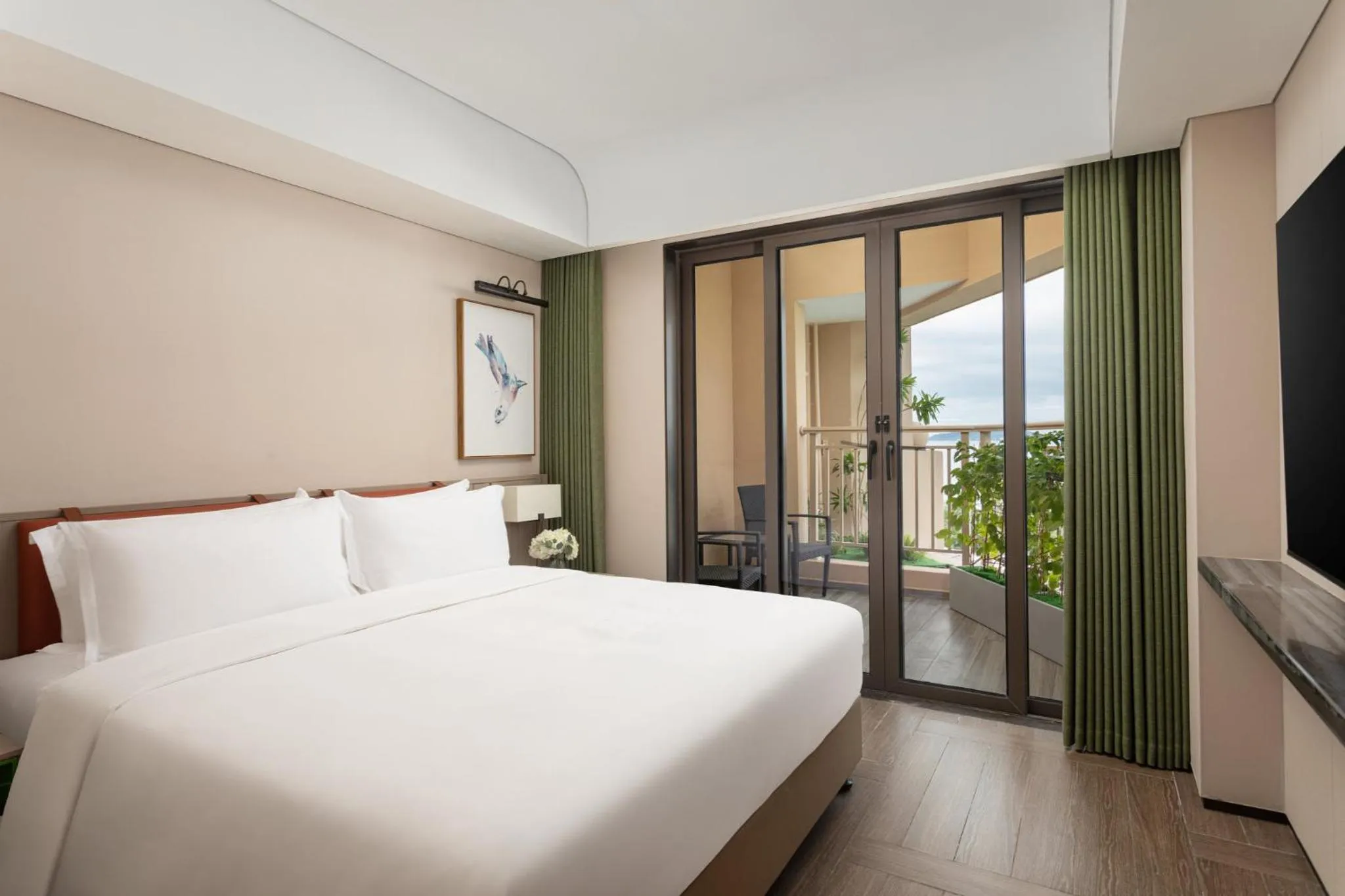 Photo of the whole room, Bed in Holiday Inn Resort Sanya Bay by IHG