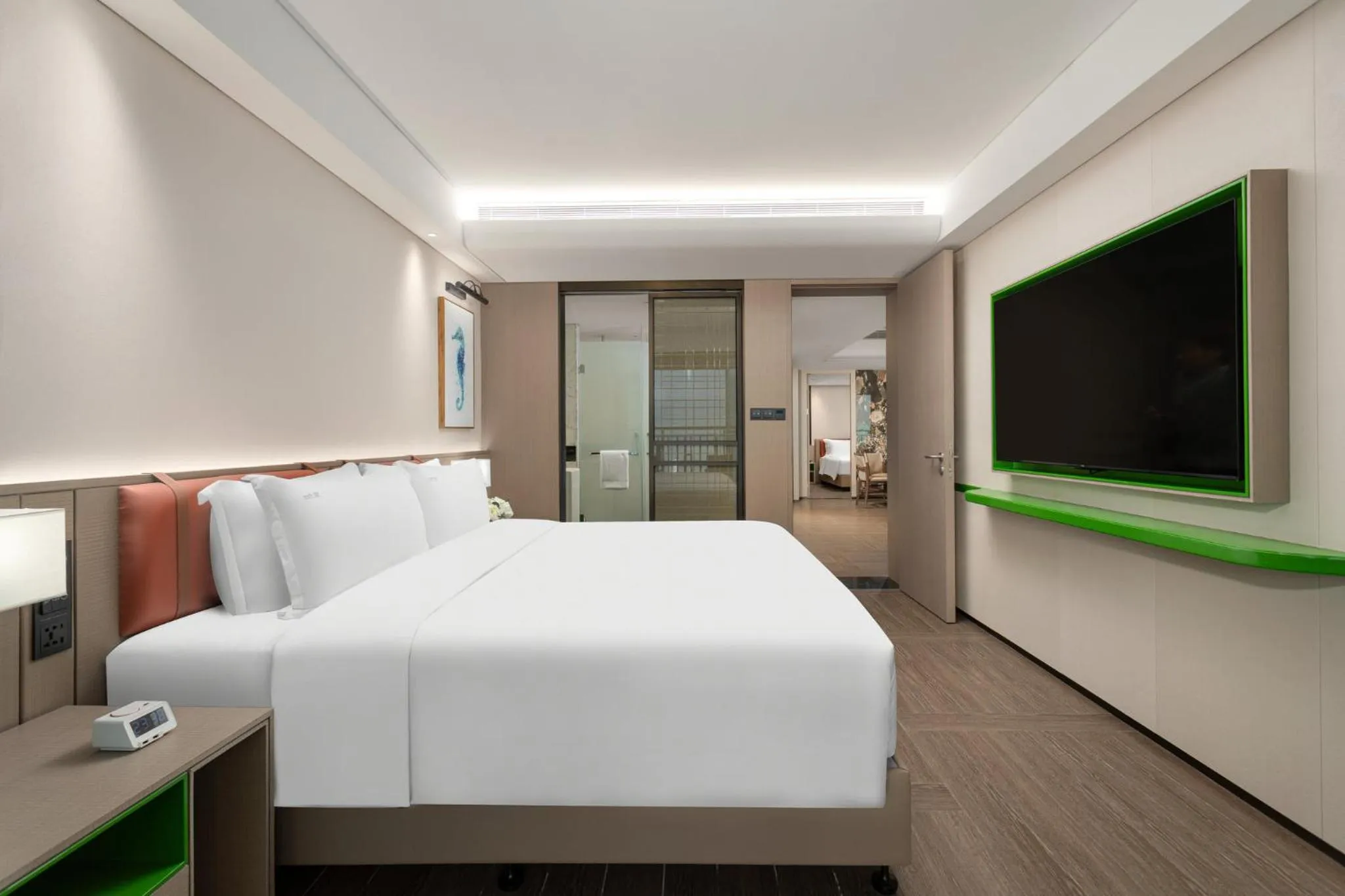 Photo of the whole room, Bed in Holiday Inn Resort Sanya Bay by IHG