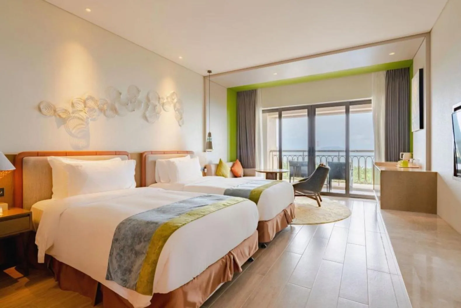 Photo of the whole room, Bed in Holiday Inn Resort Sanya Bay by IHG