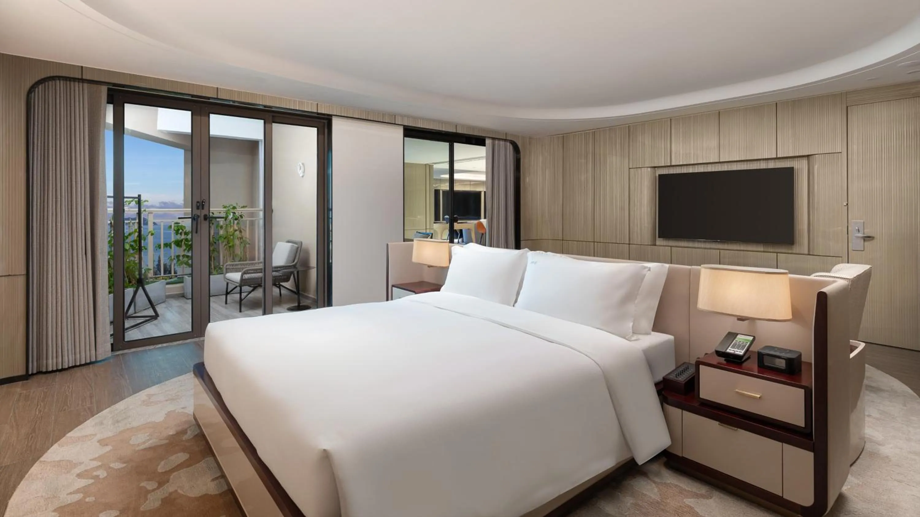 Photo of the whole room, Bed in Holiday Inn Resort Sanya Bay by IHG