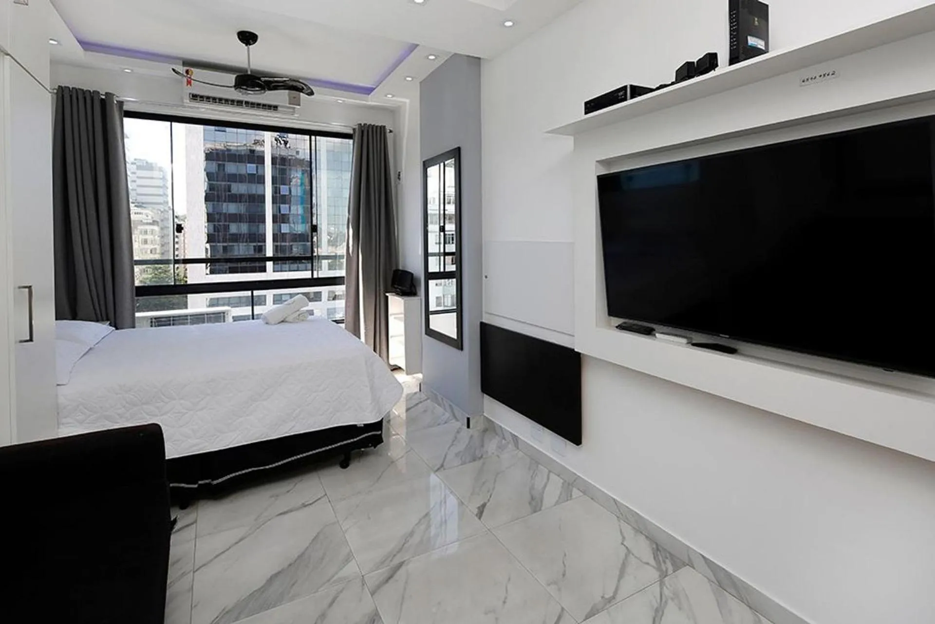 Studio moderno com vista privilegiada para a praia