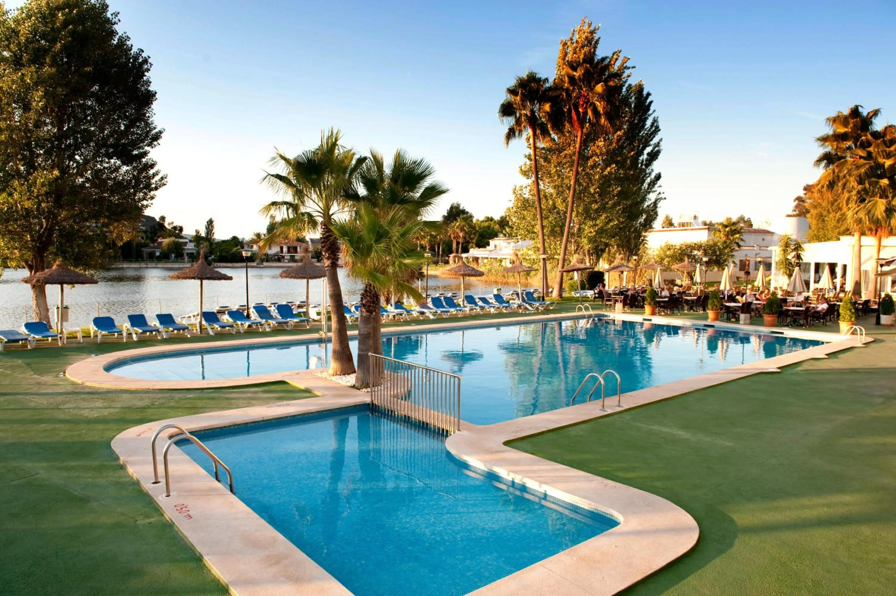 Swimming pool in Grupotel Amapola