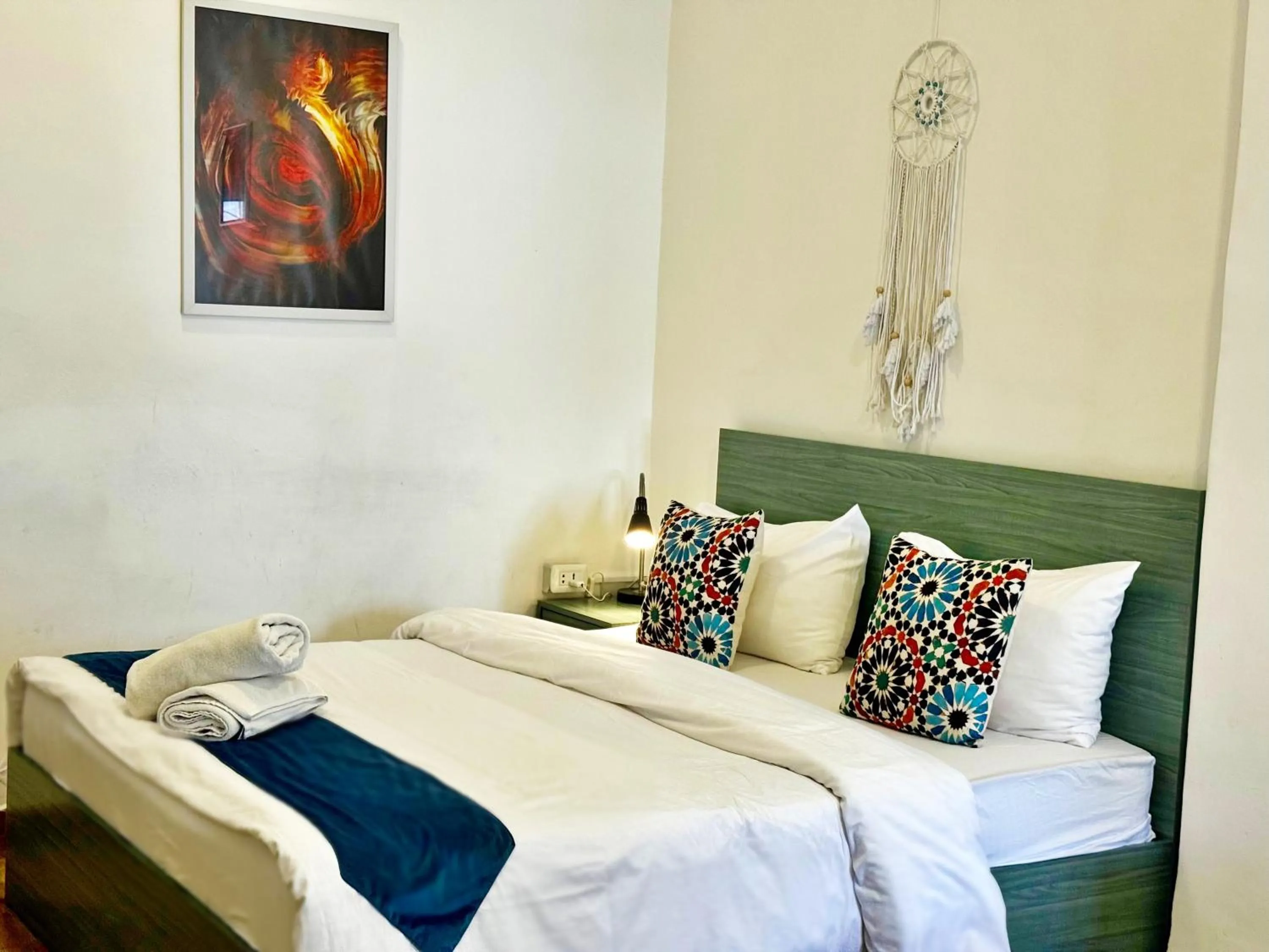 Photo of the whole room, Bed in The Sydney Hotel