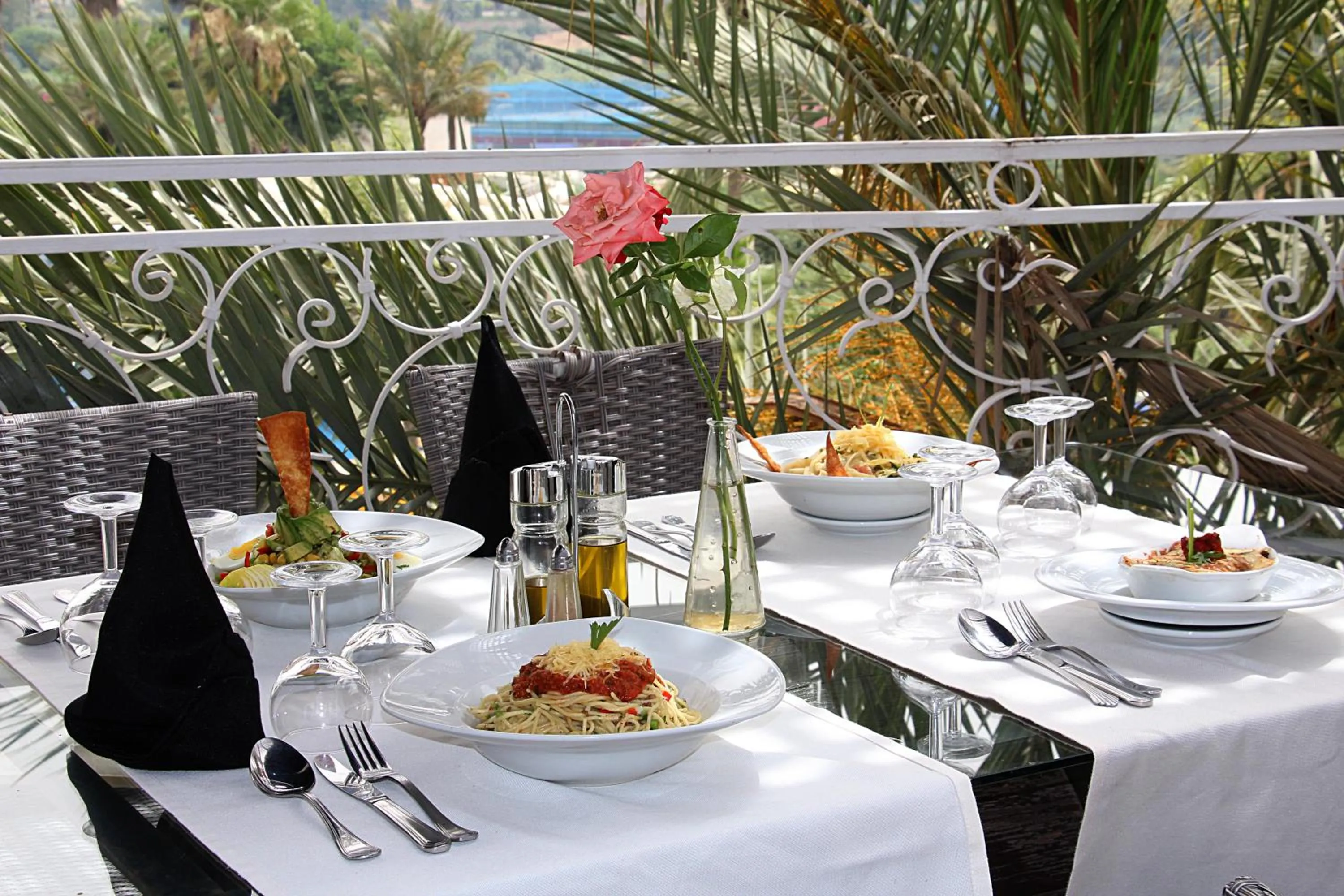 Restaurant/places to eat in Zaki Hotel
