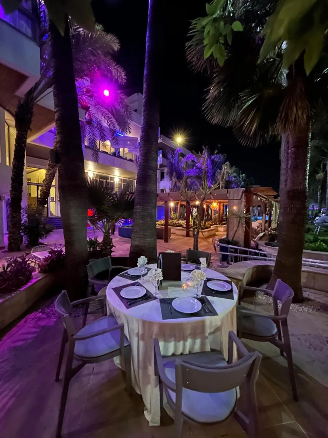Restaurant/places to eat in Zaki Hotel