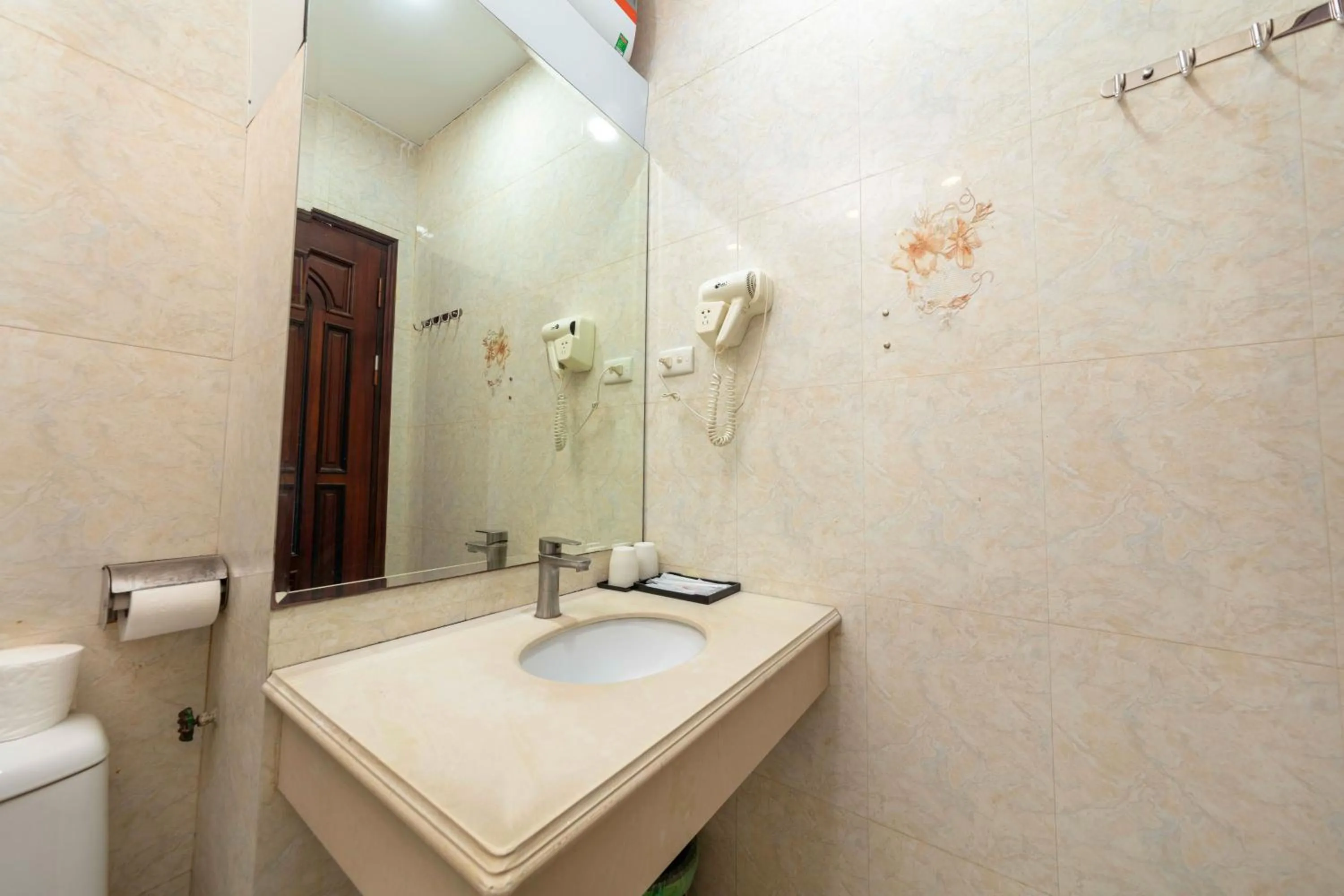 Shower in Phoenix Palace Hotel Hanoi