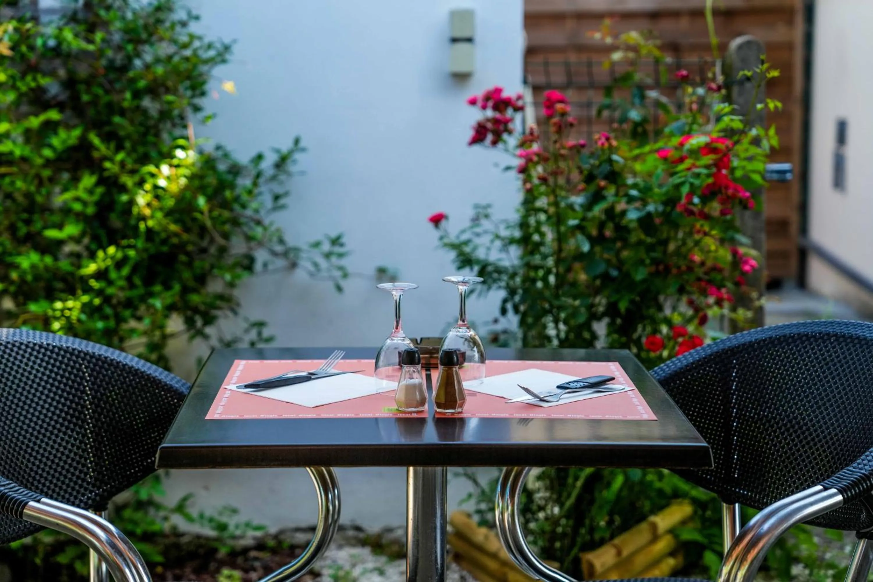 Restaurant/places to eat in Logis Hôtel La crémaillère