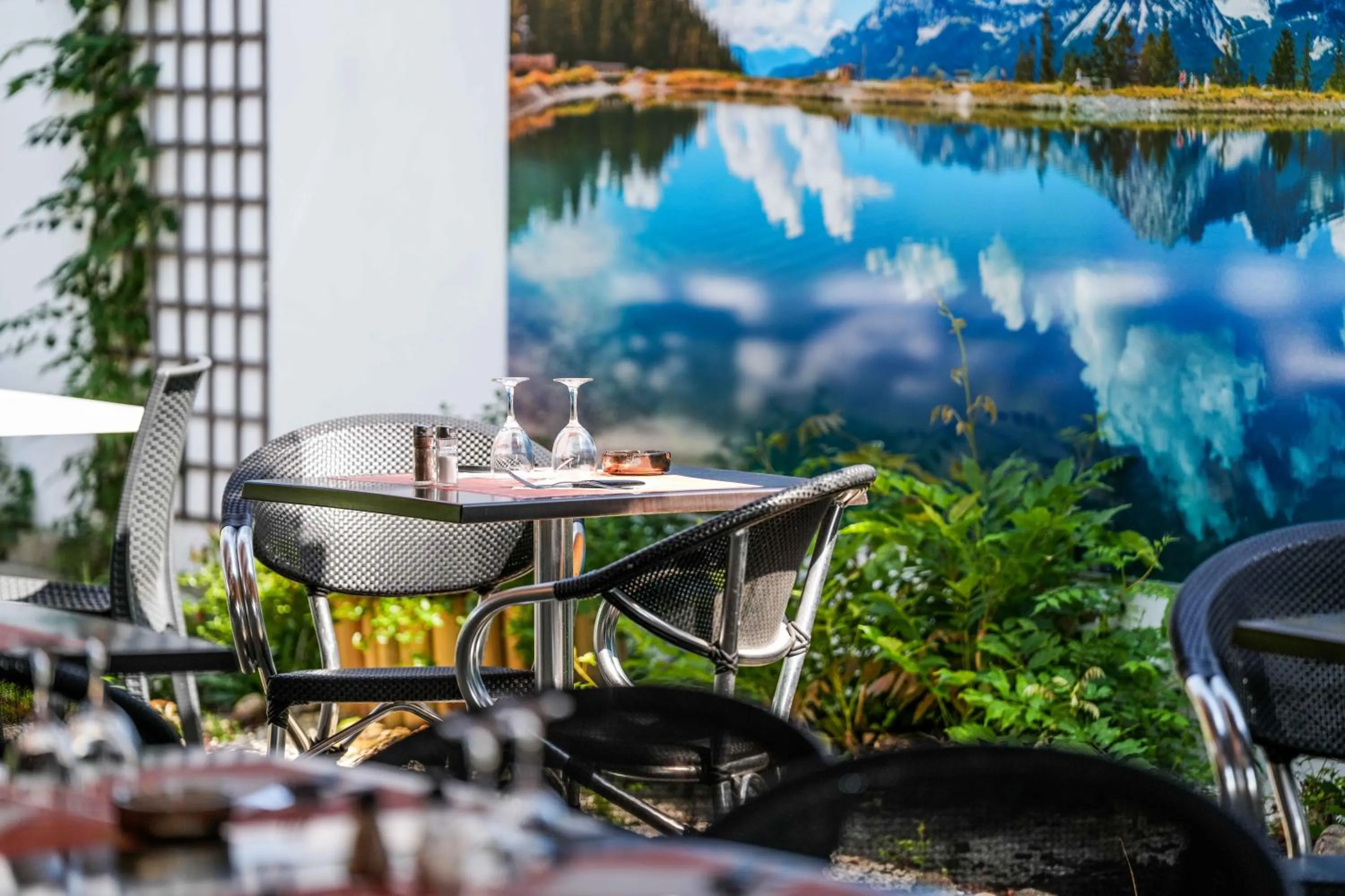 Patio in Logis Hôtel La crémaillère