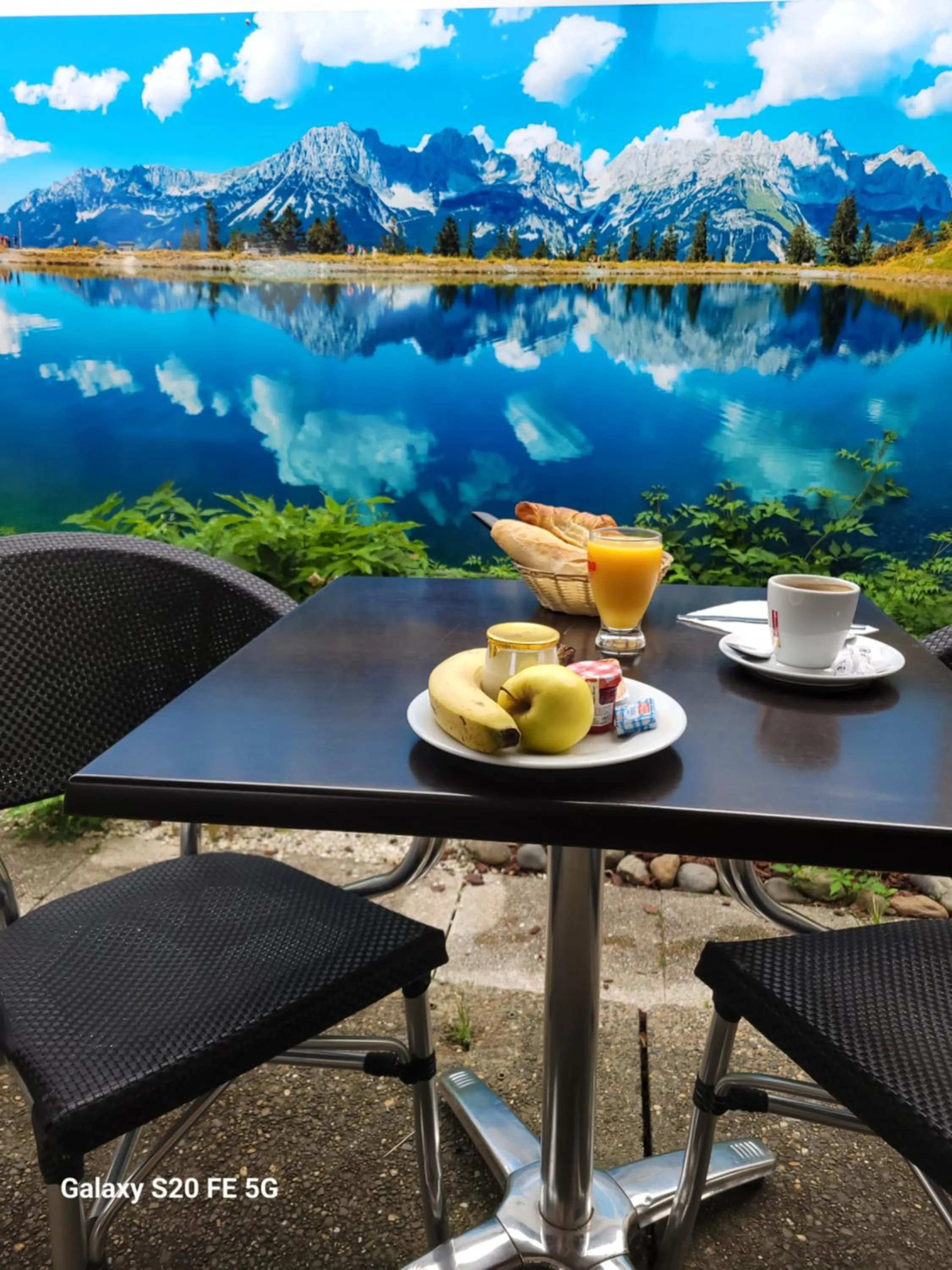 Continental breakfast in Logis Hôtel La crémaillère