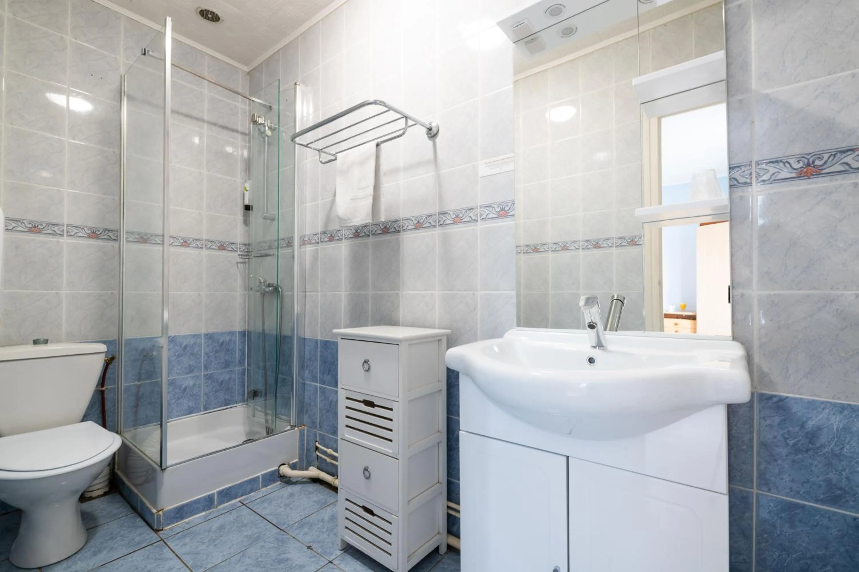 Shower in Logis Hôtel La crémaillère