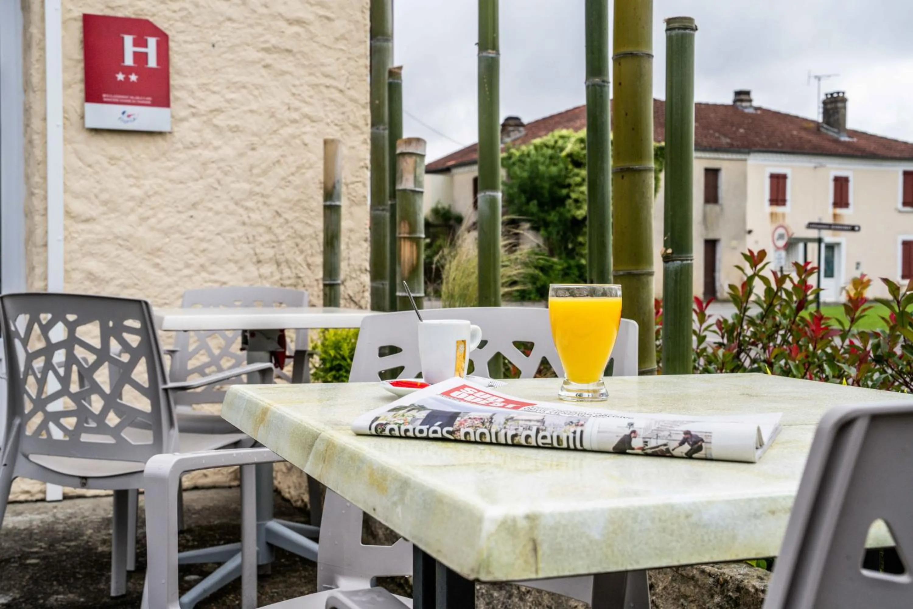 Patio in Logis Hôtel La crémaillère