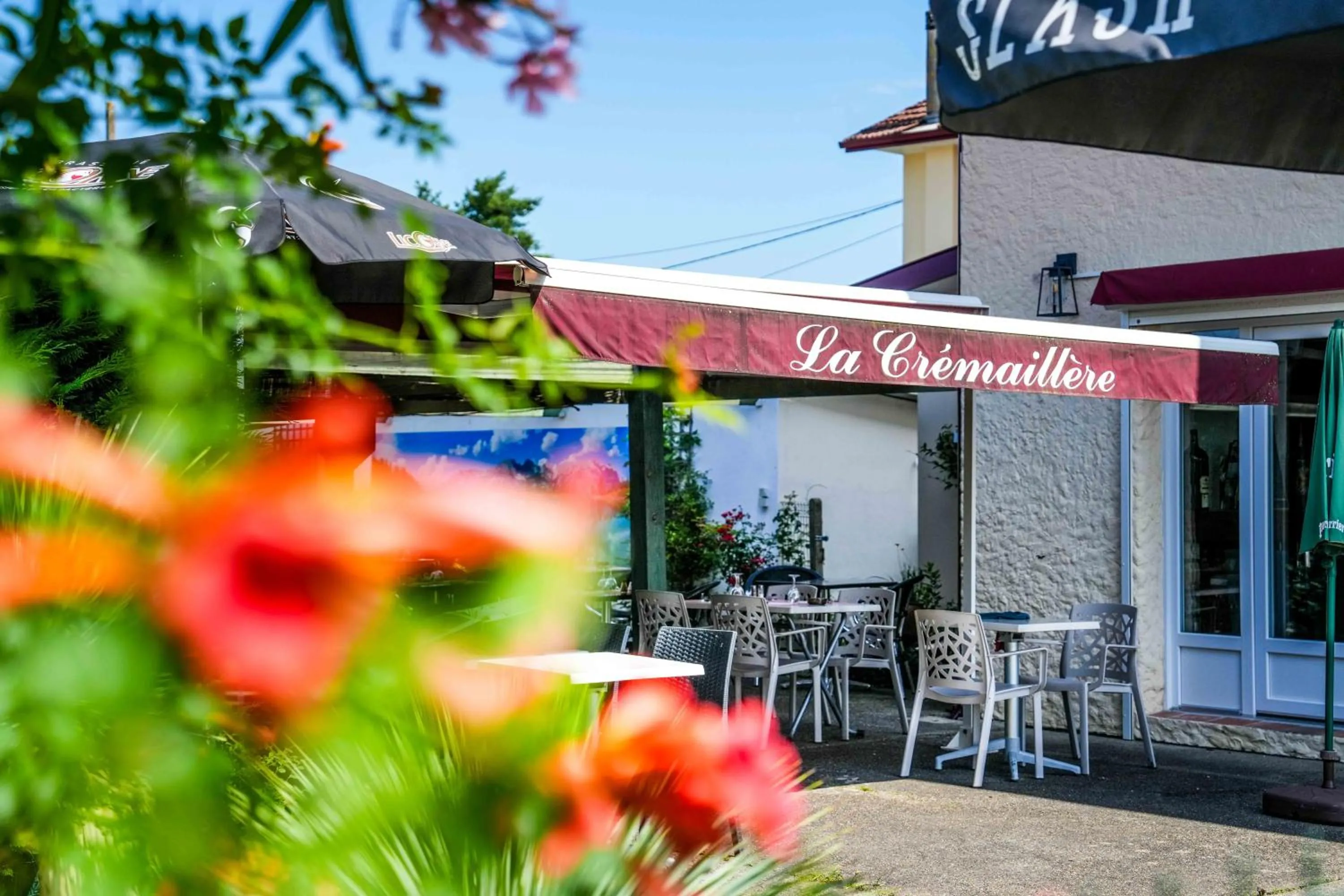 Patio in Logis Hôtel La crémaillère