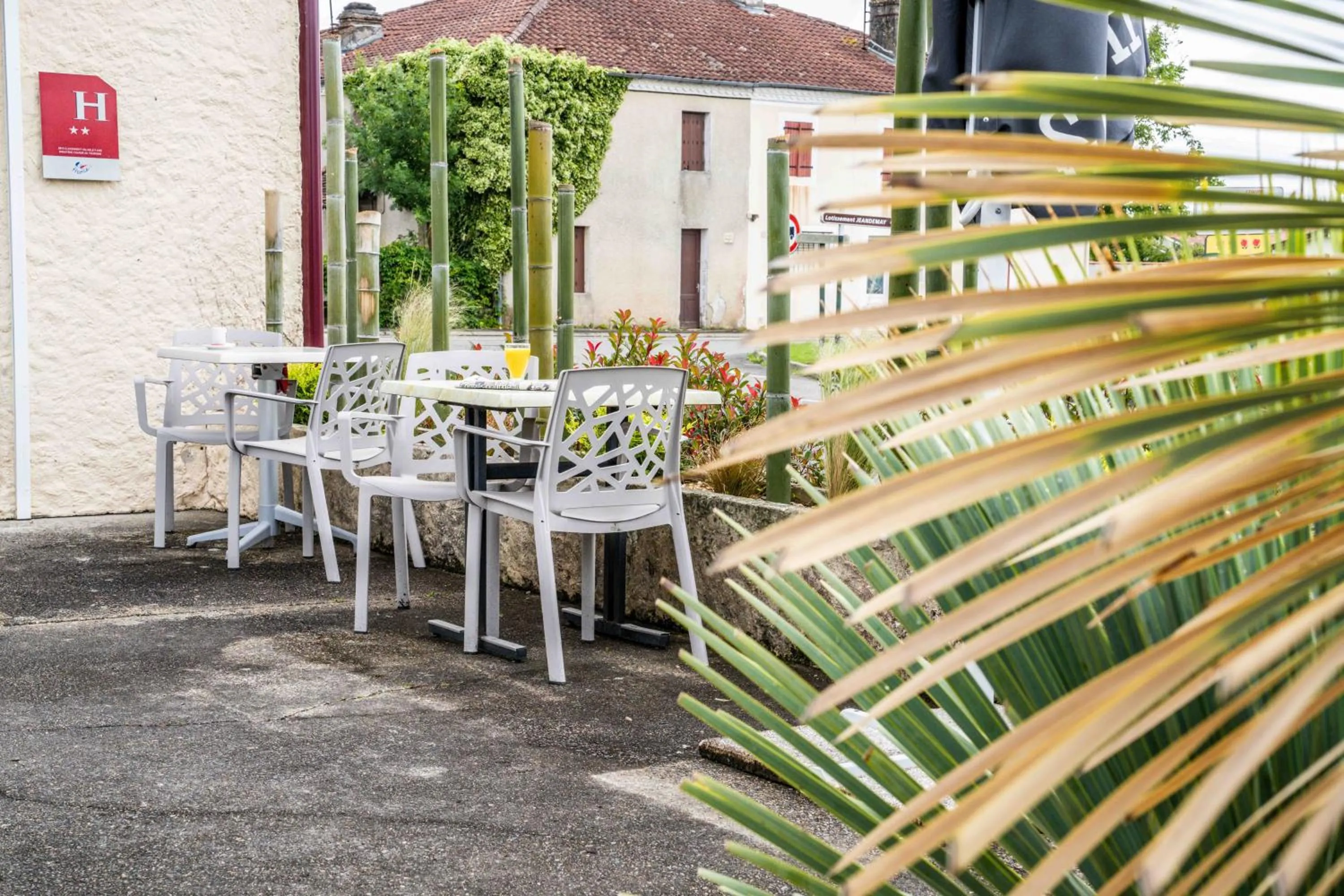 Restaurant/places to eat in Logis Hôtel La crémaillère