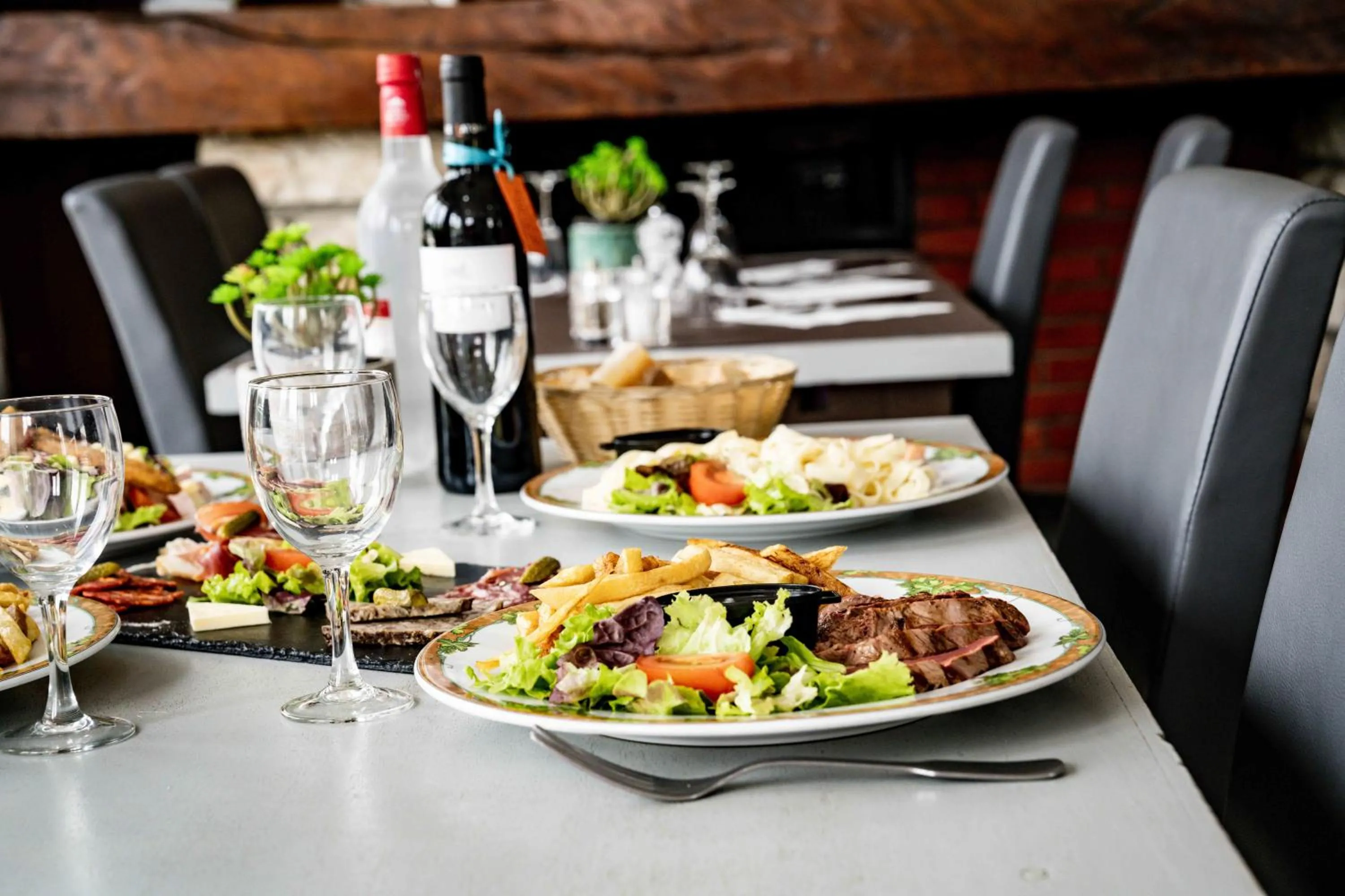 Restaurant/places to eat in Logis Hôtel La crémaillère