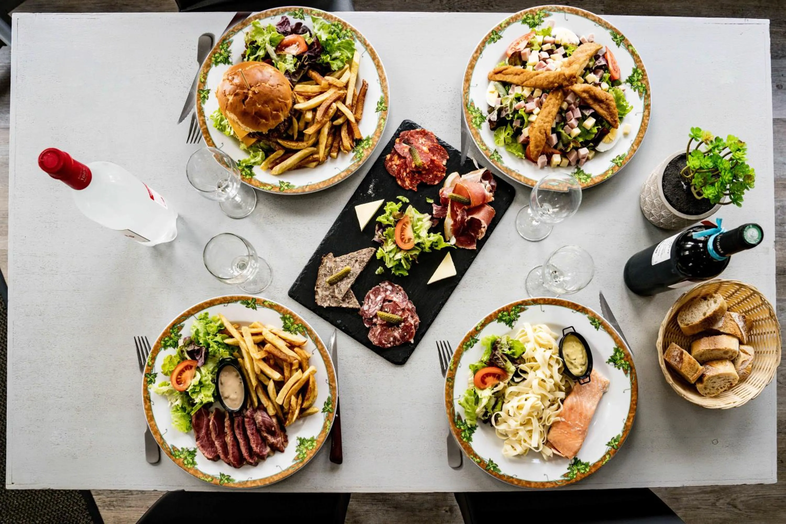 Restaurant/places to eat in Logis Hôtel La crémaillère