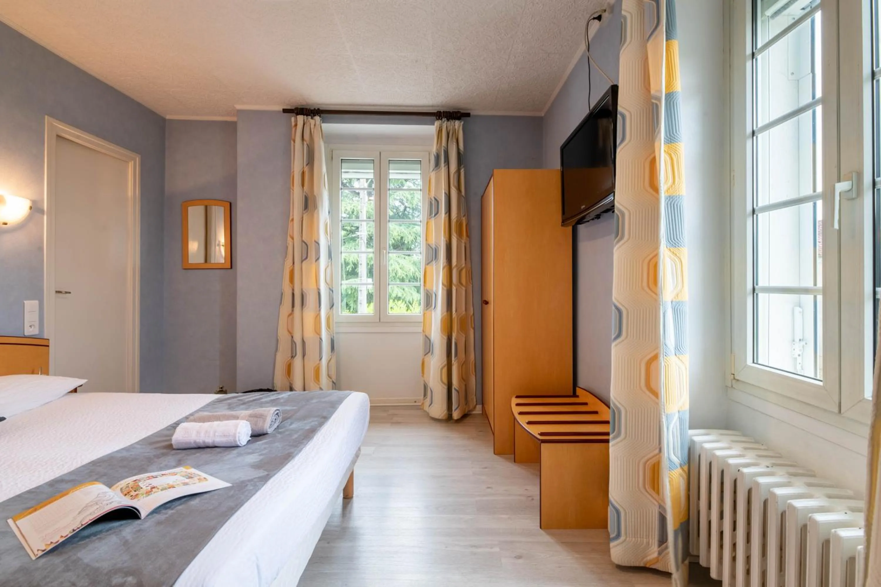 Bed in Logis Hôtel La crémaillère