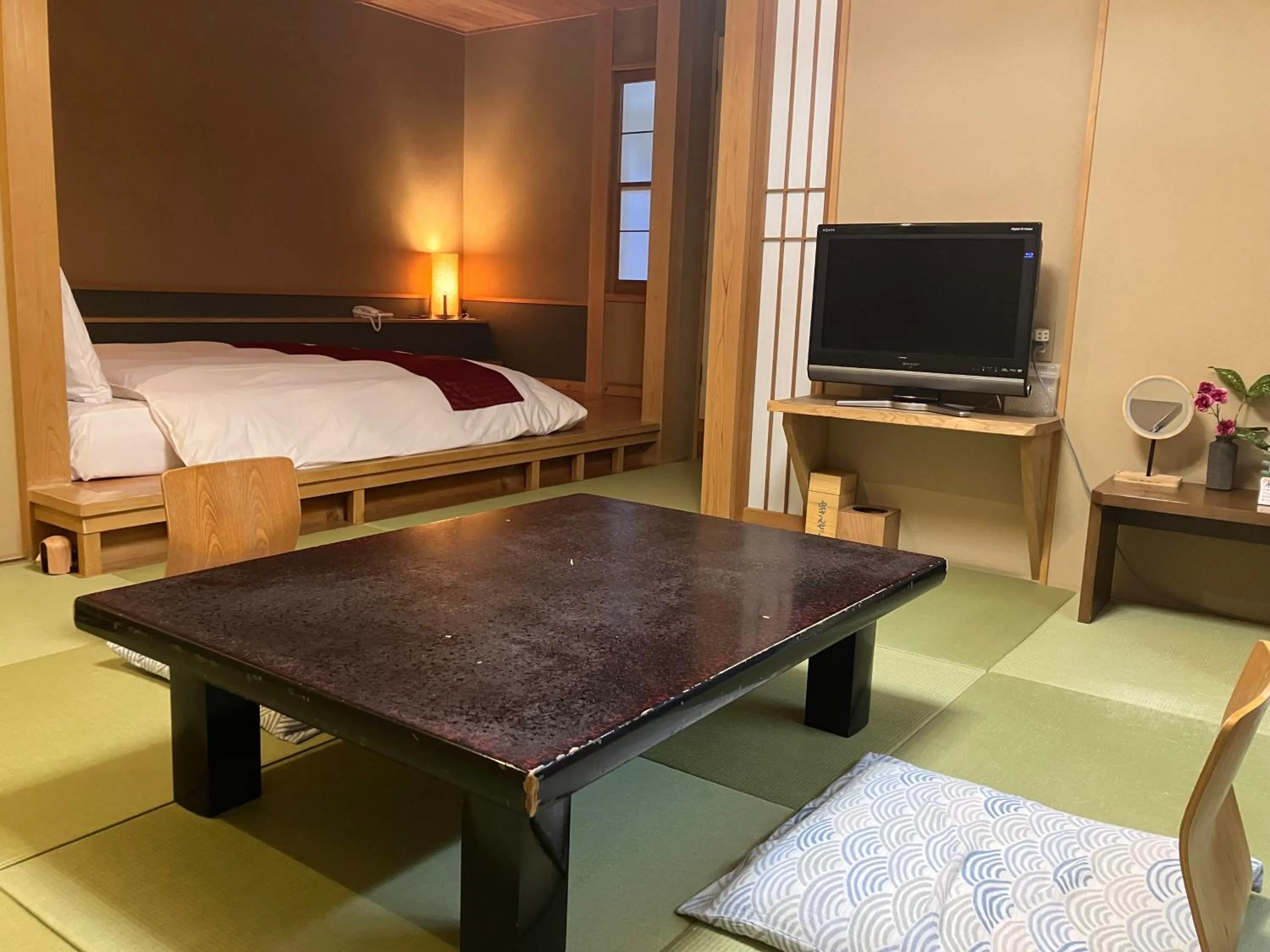 Photo of the whole room, Bed in Toushinan Komeya