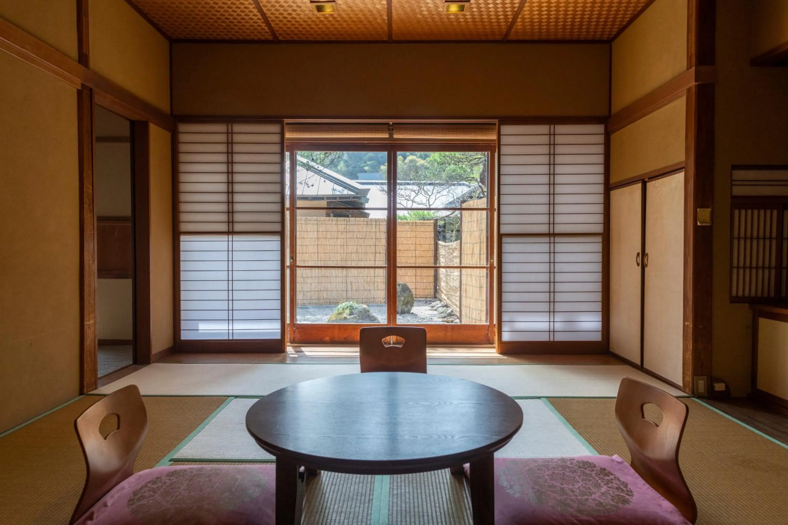 Photo of the whole room in Yukairo Kikuya