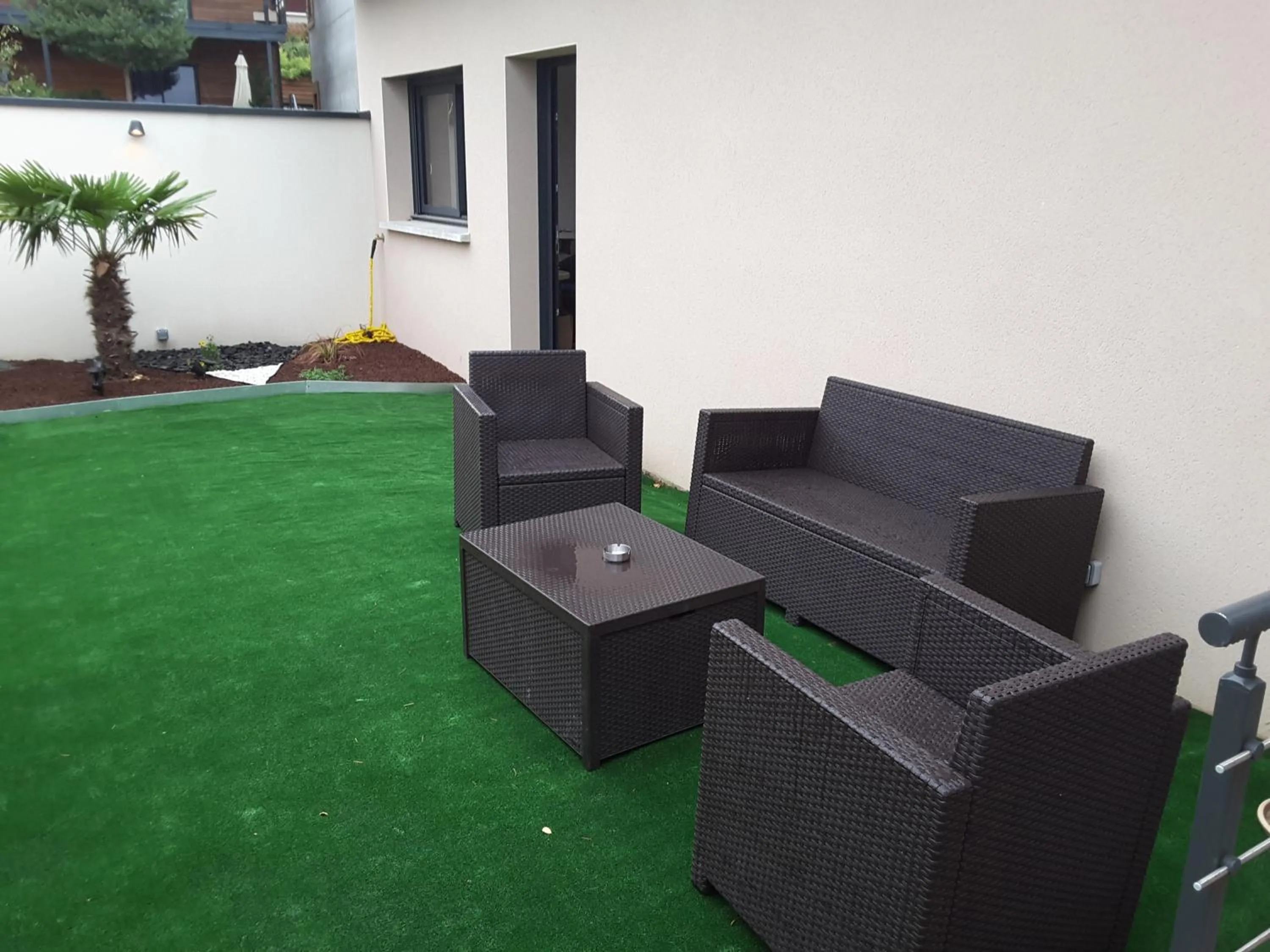 Patio in Villa'vi Lyon Est Chambres d'Hôtes