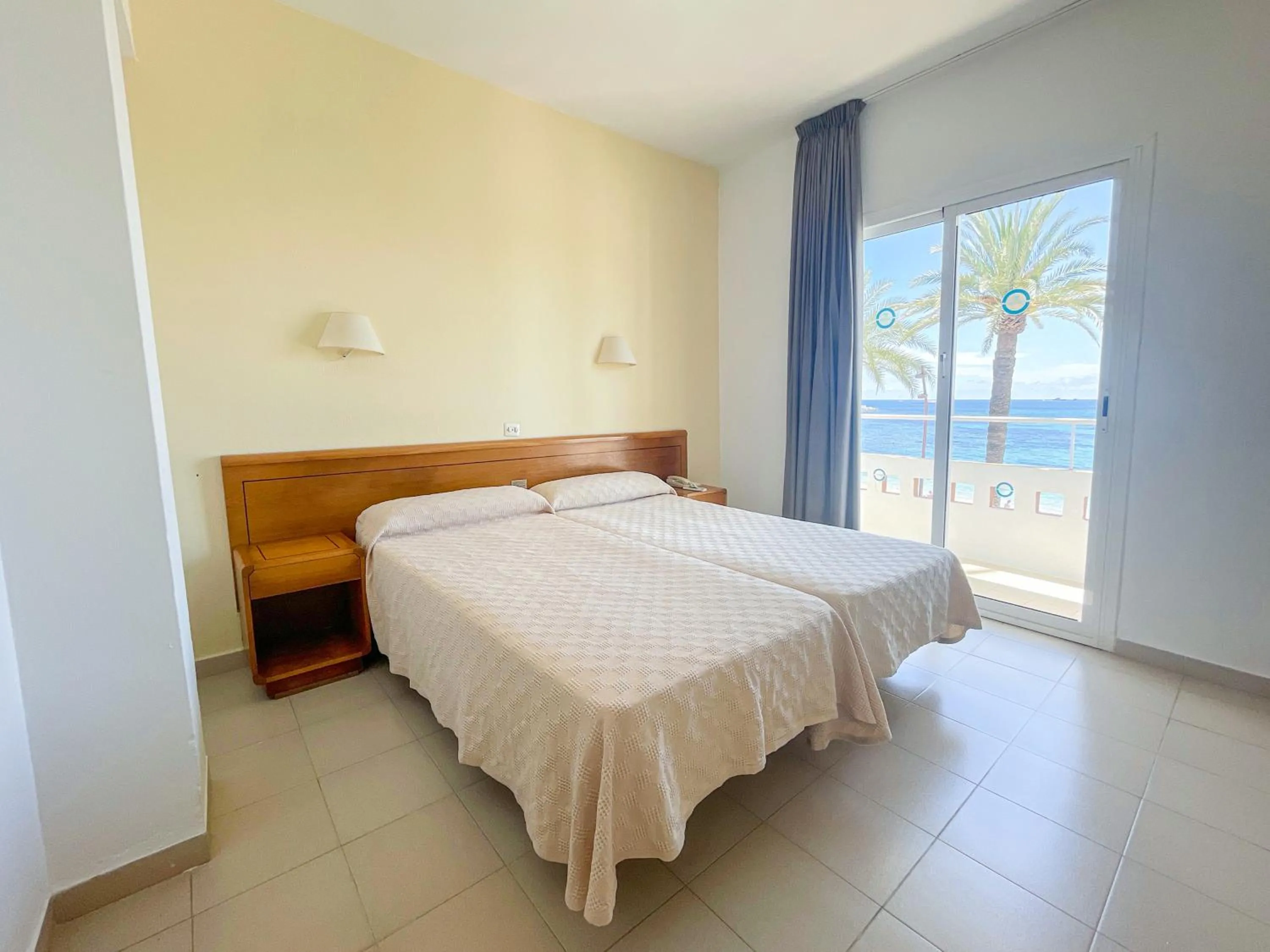 Sea view, Bed in Hotel Figueretes