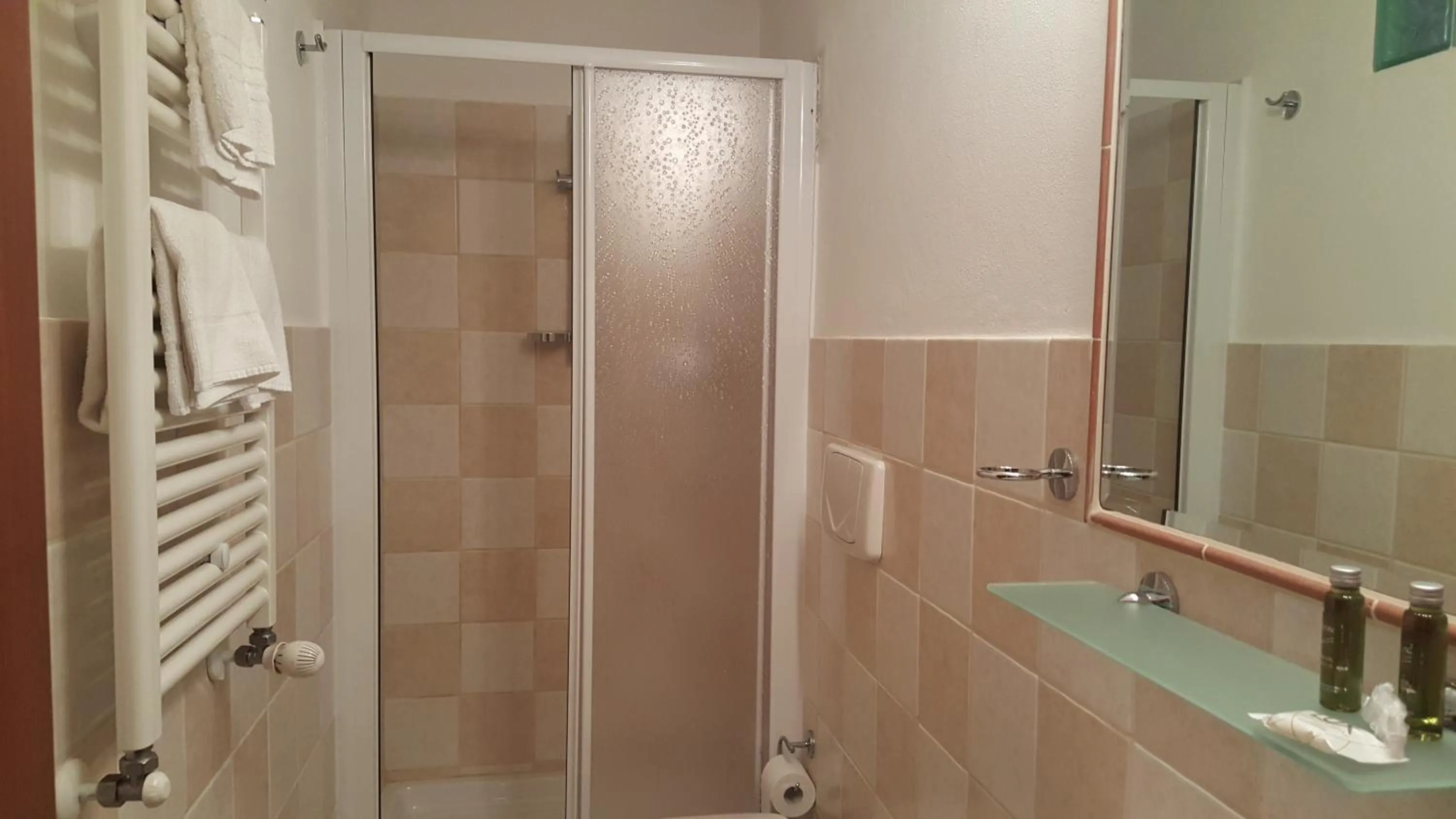 Shower in Locanda B&B Momo