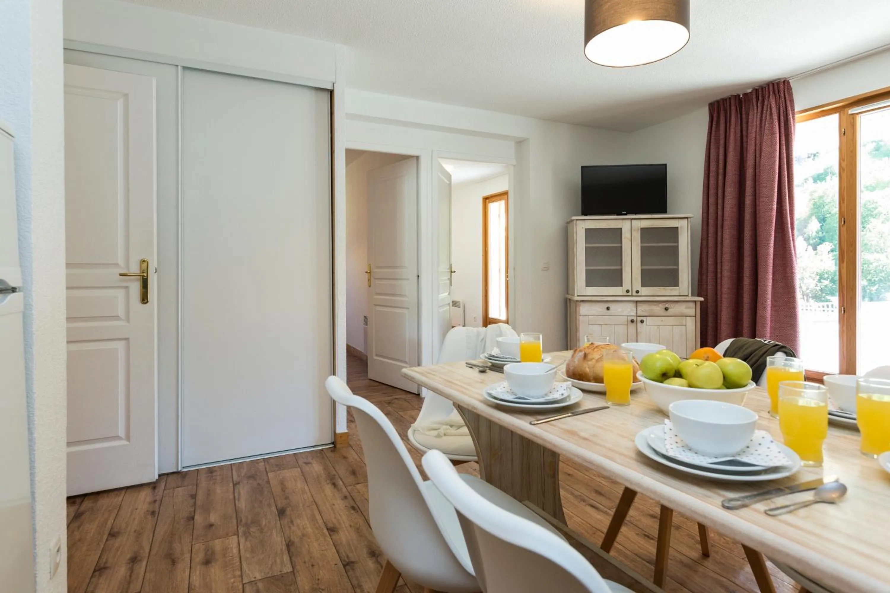 Dining area in Résidence Odalys Les Chalets de l'Arvan II