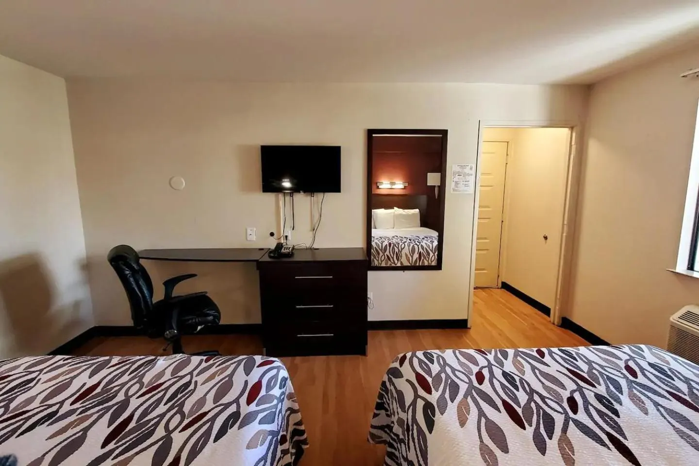 Bed in California Inn and Suites, Rancho Cordova