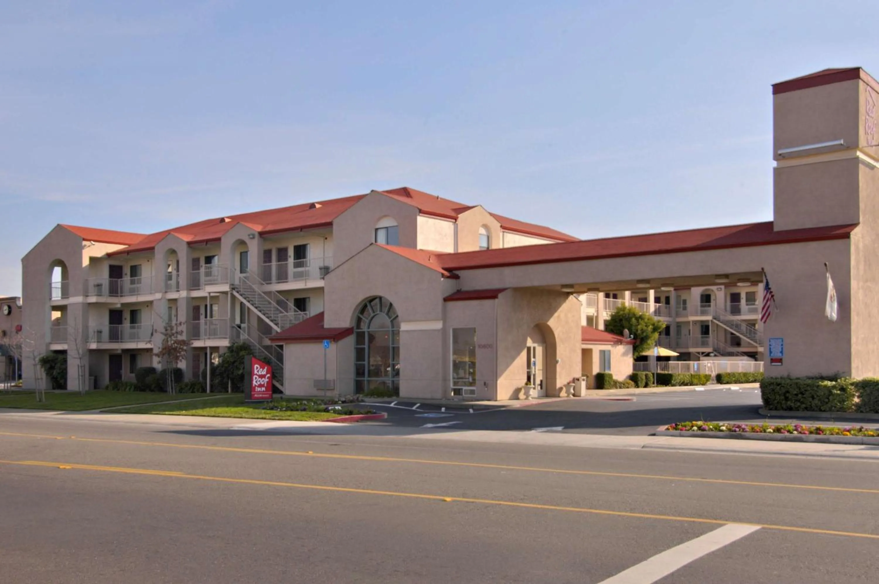 Property building in California Inn and Suites, Rancho Cordova