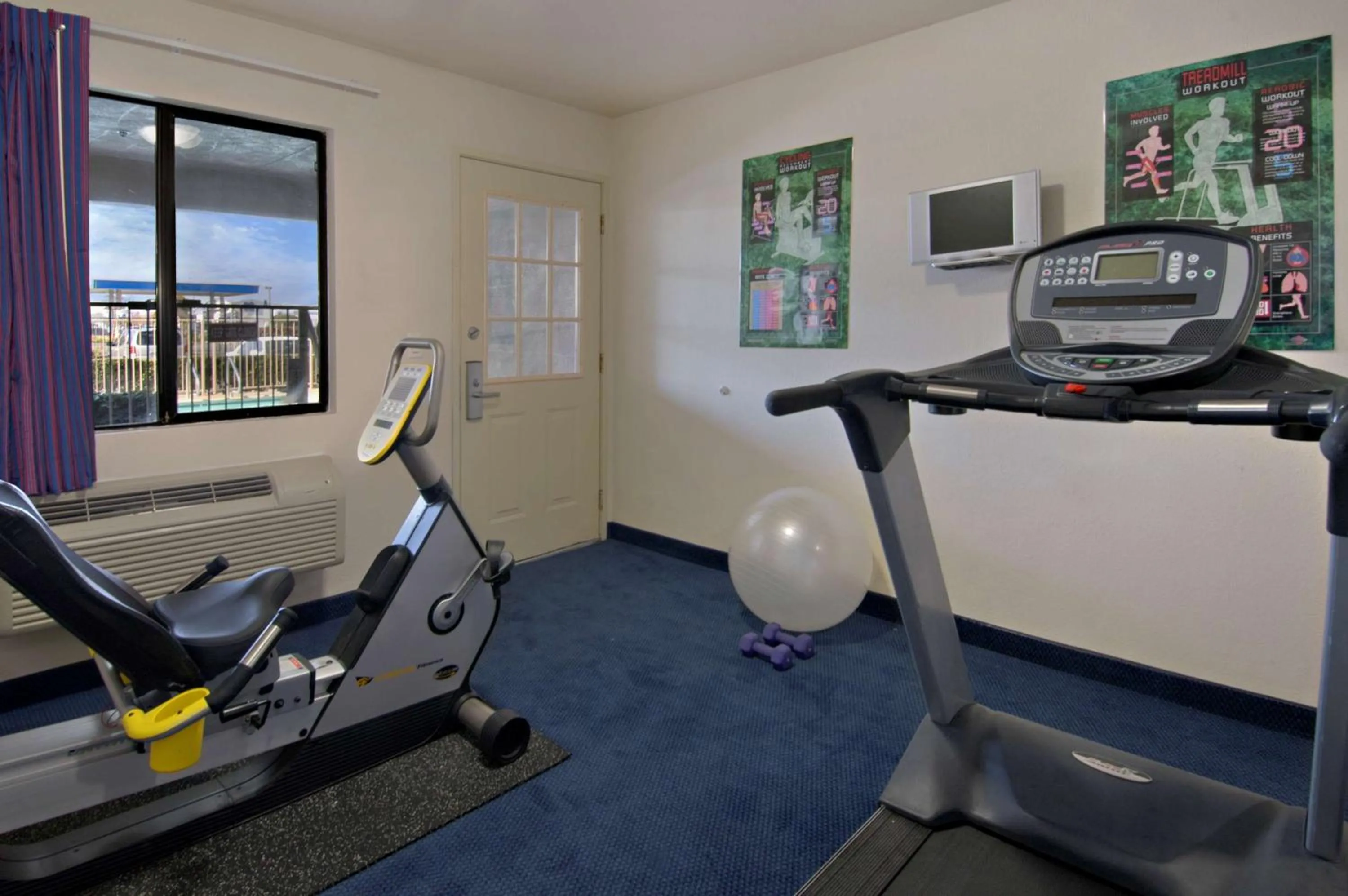 Fitness centre/facilities in California Inn and Suites, Rancho Cordova