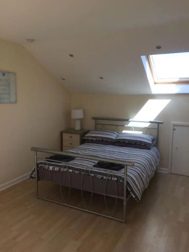 Bedroom, Bed in MARLEY MANSIONs APARTMENTS - KING ST REF : 10/3