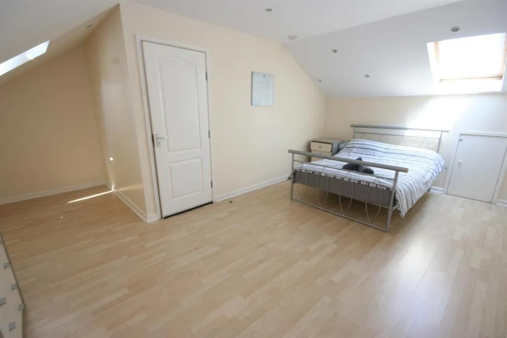 Bed in MARLEY MANSIONs APARTMENTS - KING ST REF : 10/3