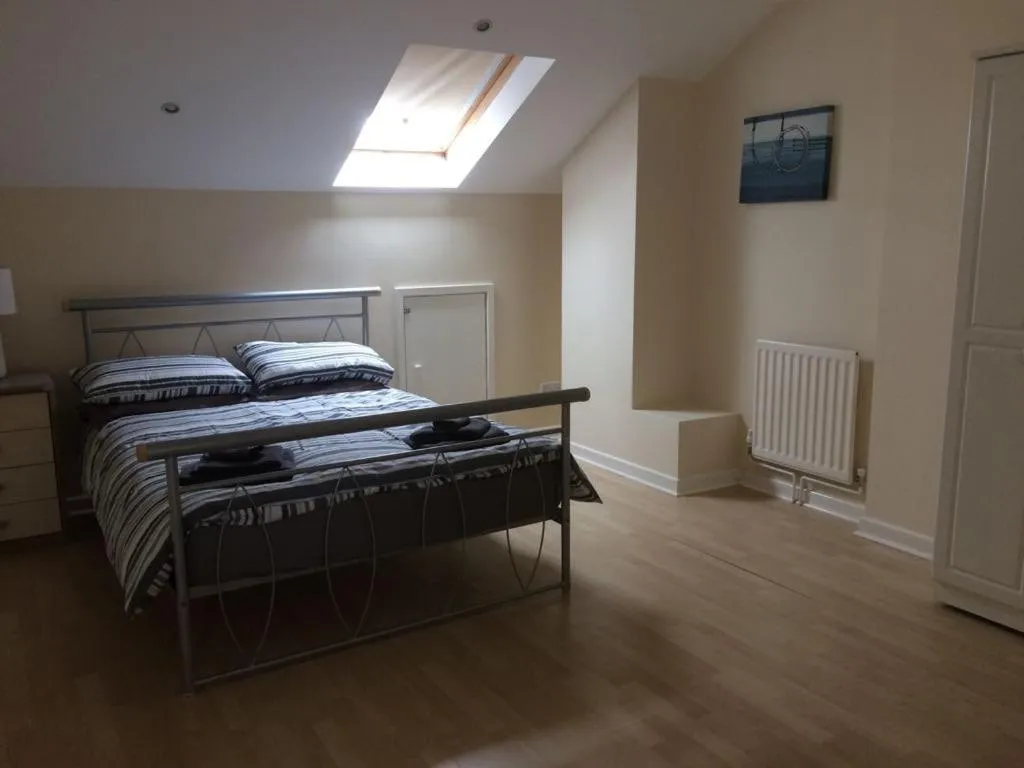 Bedroom, Bed in MARLEY MANSIONs APARTMENTS - KING ST REF : 10/3