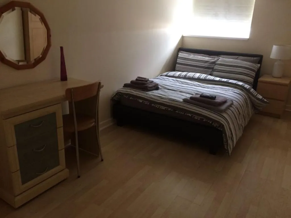 Bedroom, Bed in MARLEY MANSIONs APARTMENTS - KING ST REF : 10/3