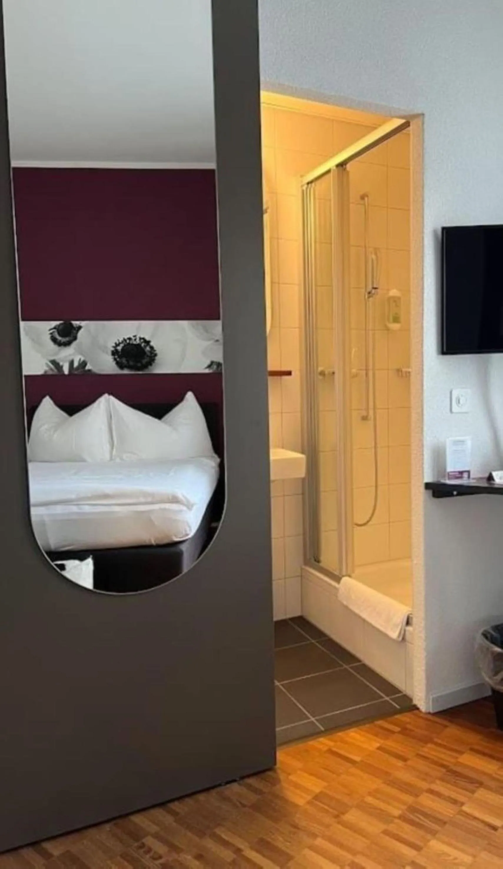 Bathroom, Bed in Hotel Hottingen