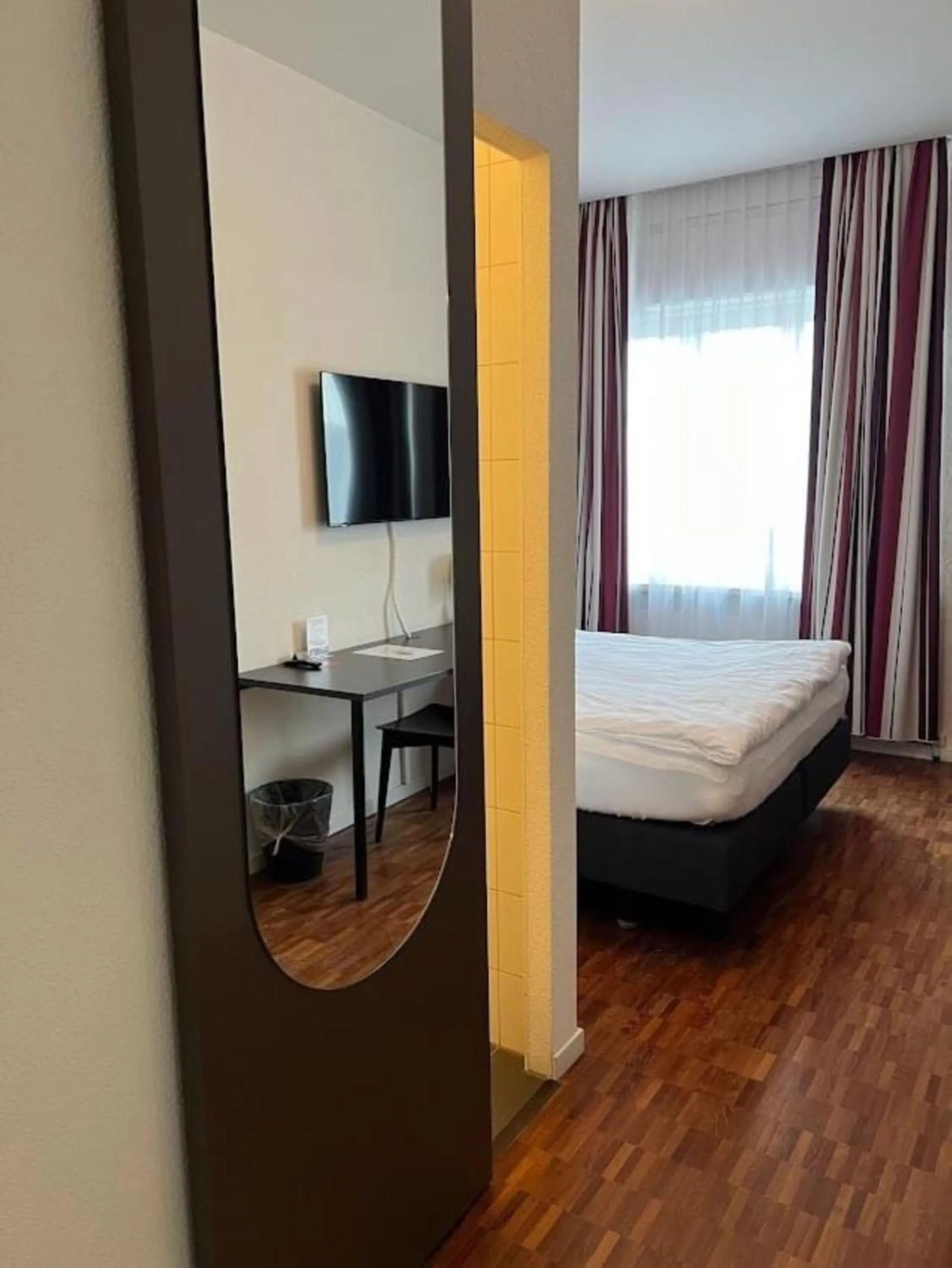 Bathroom, Bed in Hotel Hottingen