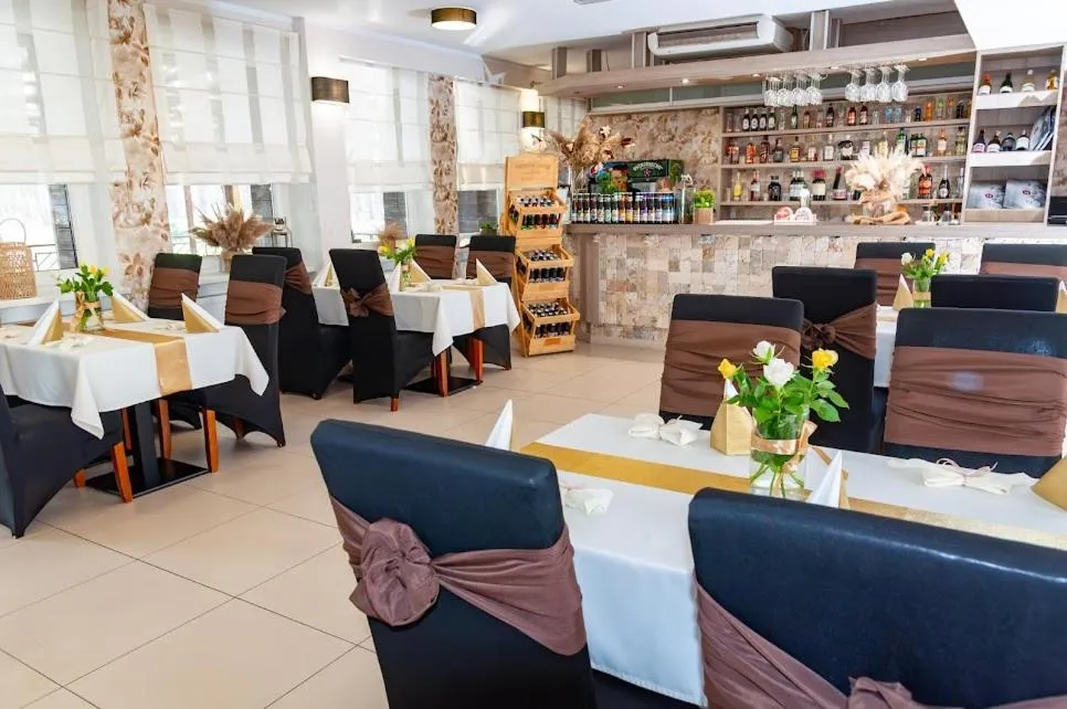 Restaurant/places to eat in Vistula Hotel