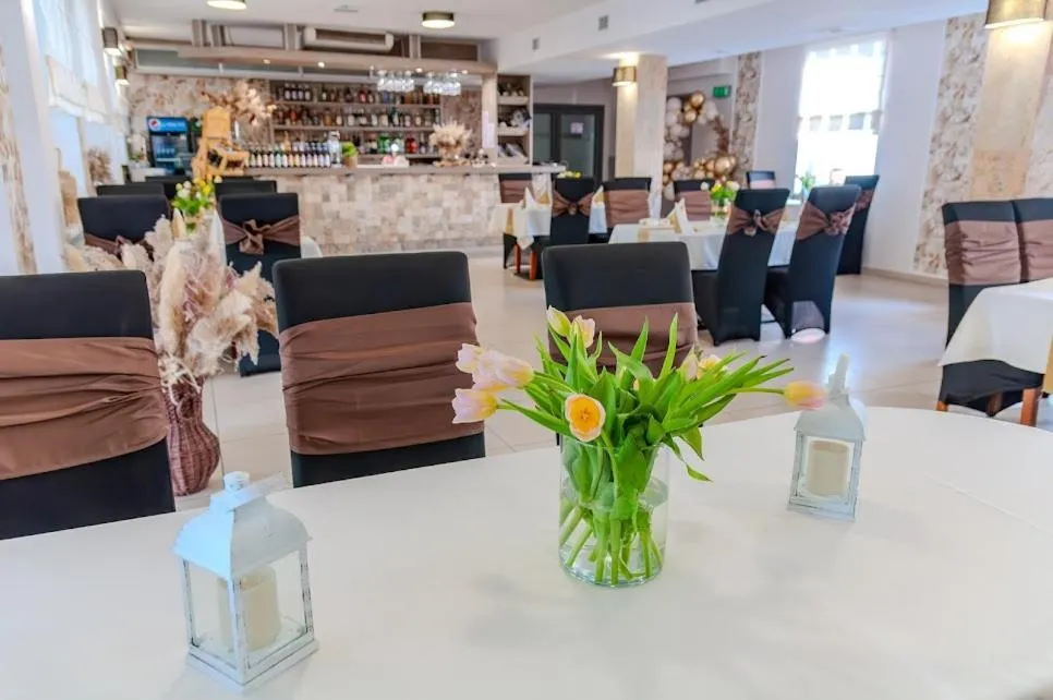 Restaurant/places to eat in Vistula Hotel