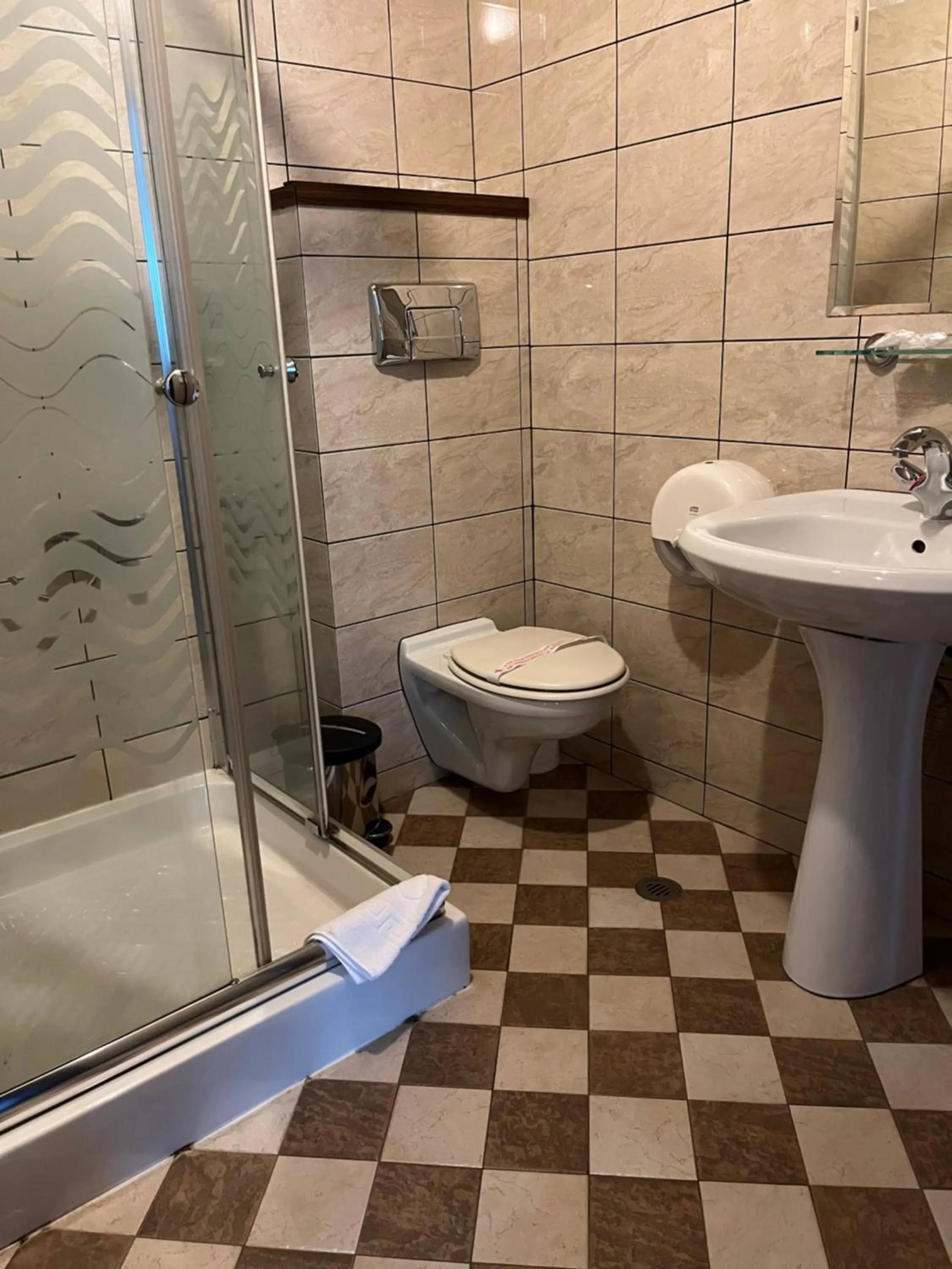 Bathroom in Edi Hotel